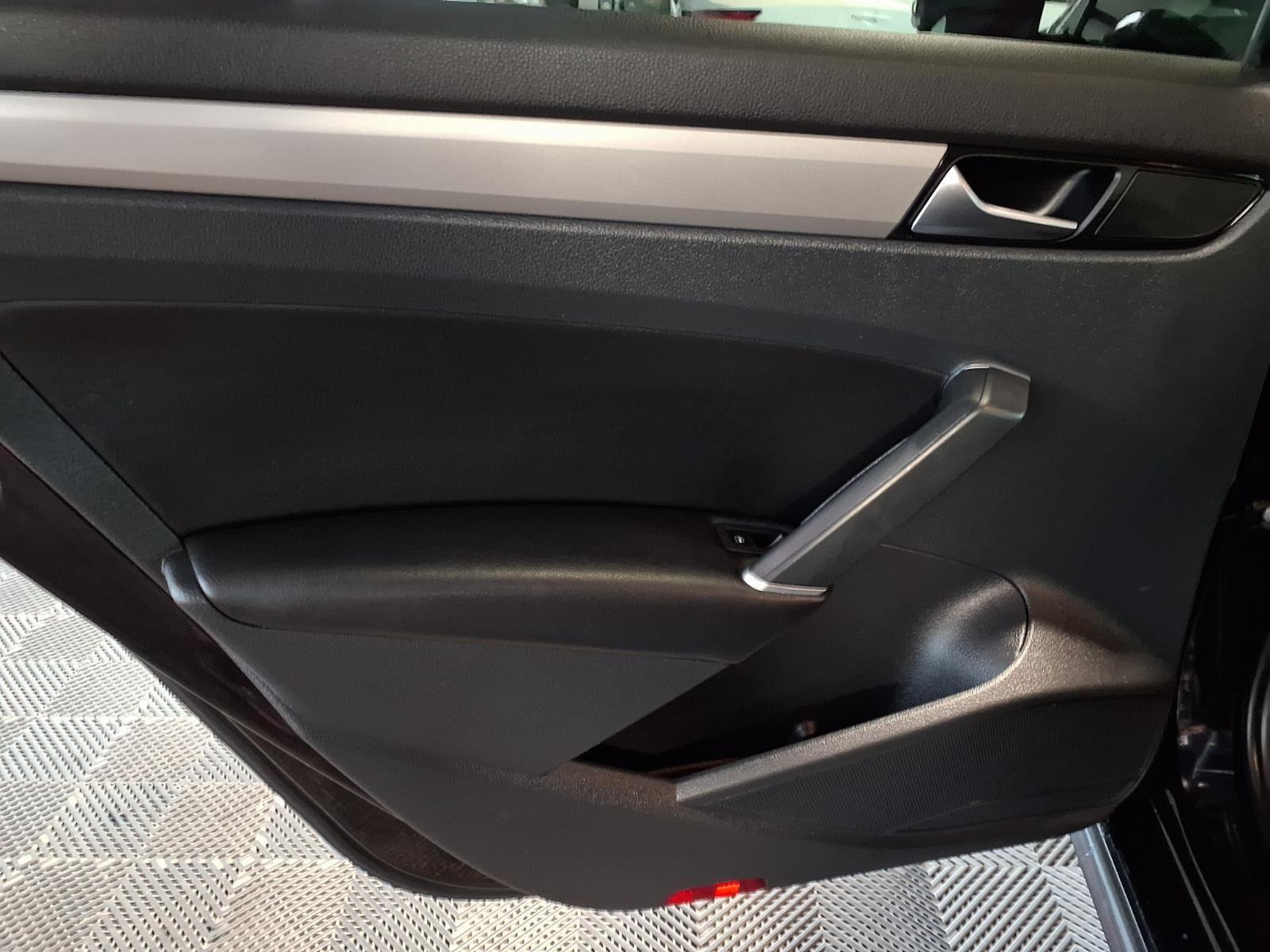 2020 Volkswagen Passat 2.0T SE - Deep Black Pearl exterior view 13