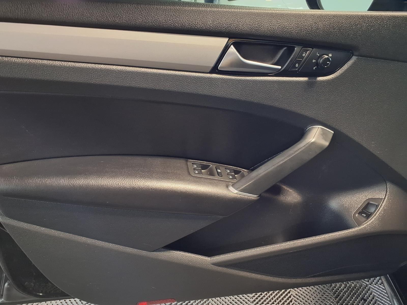 2020 Volkswagen Passat 2.0T SE - Deep Black Pearl exterior view 15