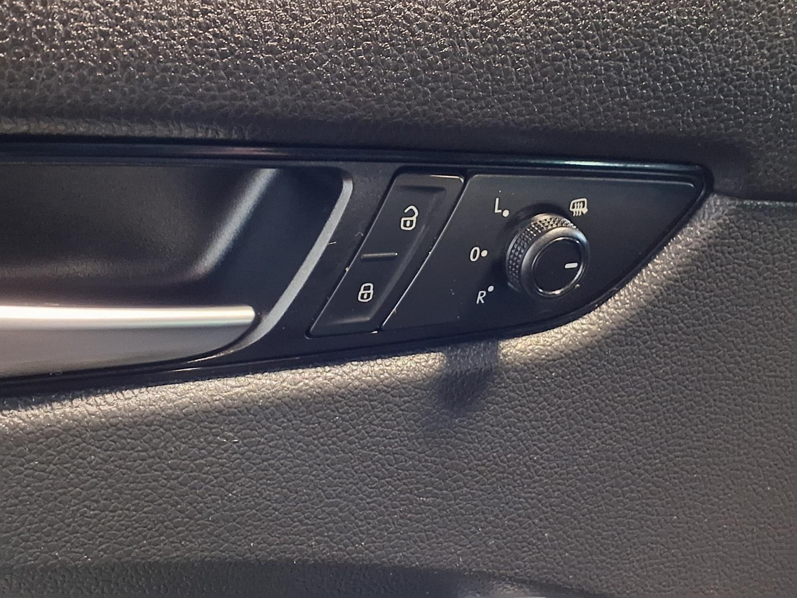 2020 Volkswagen Passat 2.0T SE - Deep Black Pearl exterior view 16