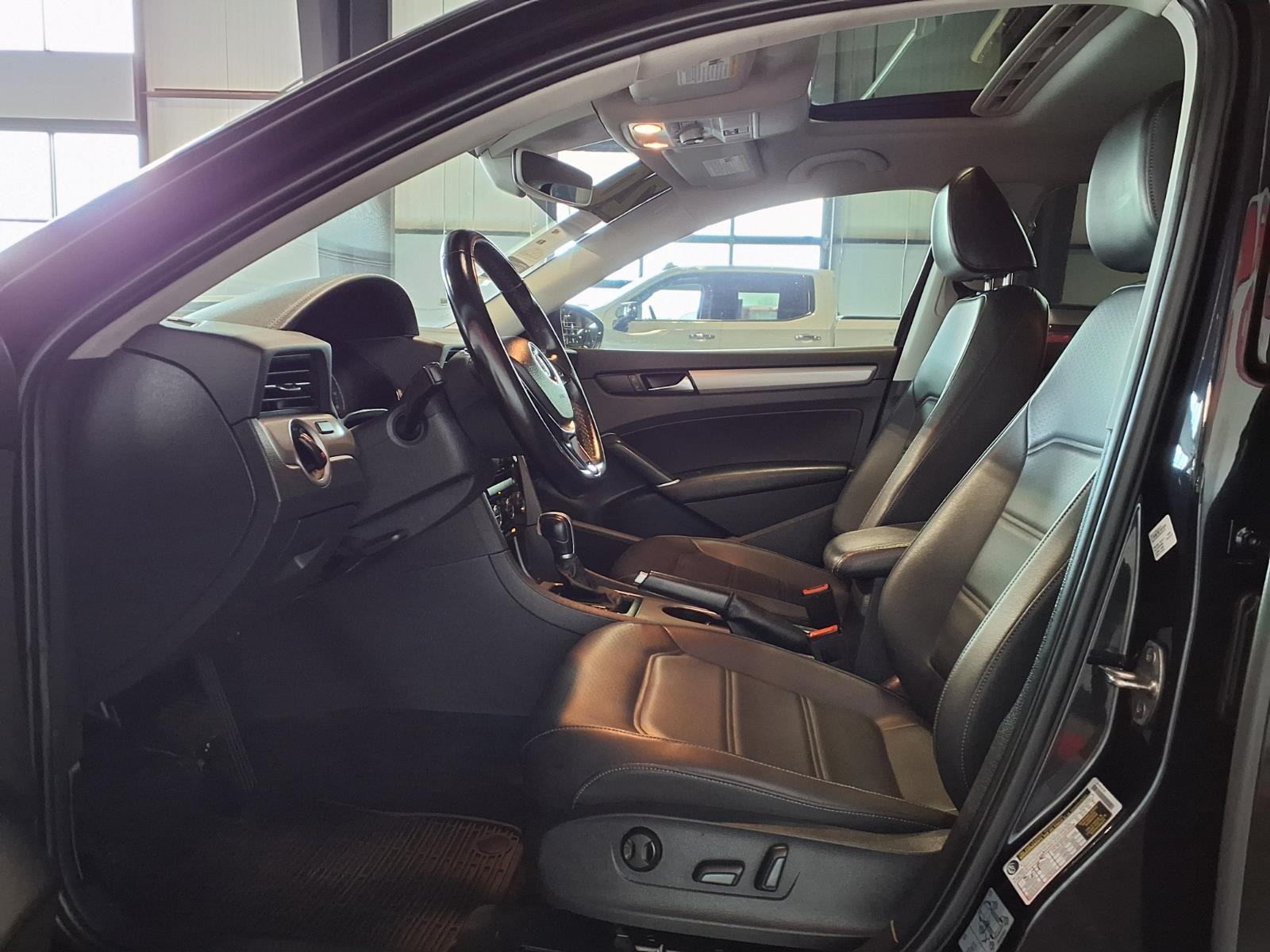 2020 Volkswagen Passat 2.0T SE - Deep Black Pearl exterior view 18