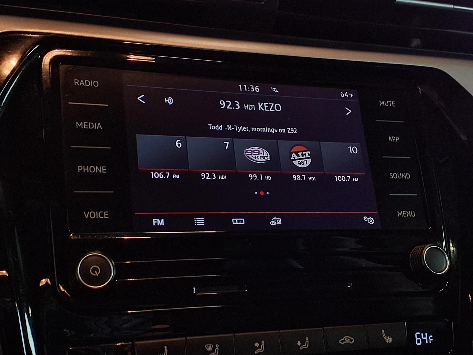 2020 Volkswagen Passat 2.0T SE - Deep Black Pearl exterior view 20