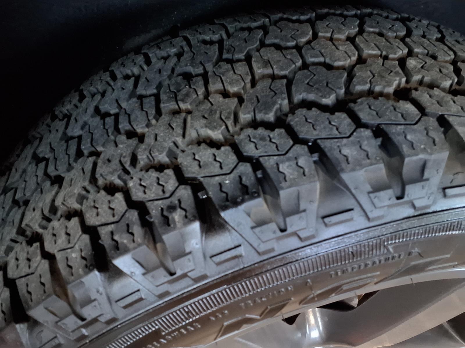 2023 Land Rover Defender V8 - Santorini Black Metallic exterior view 8