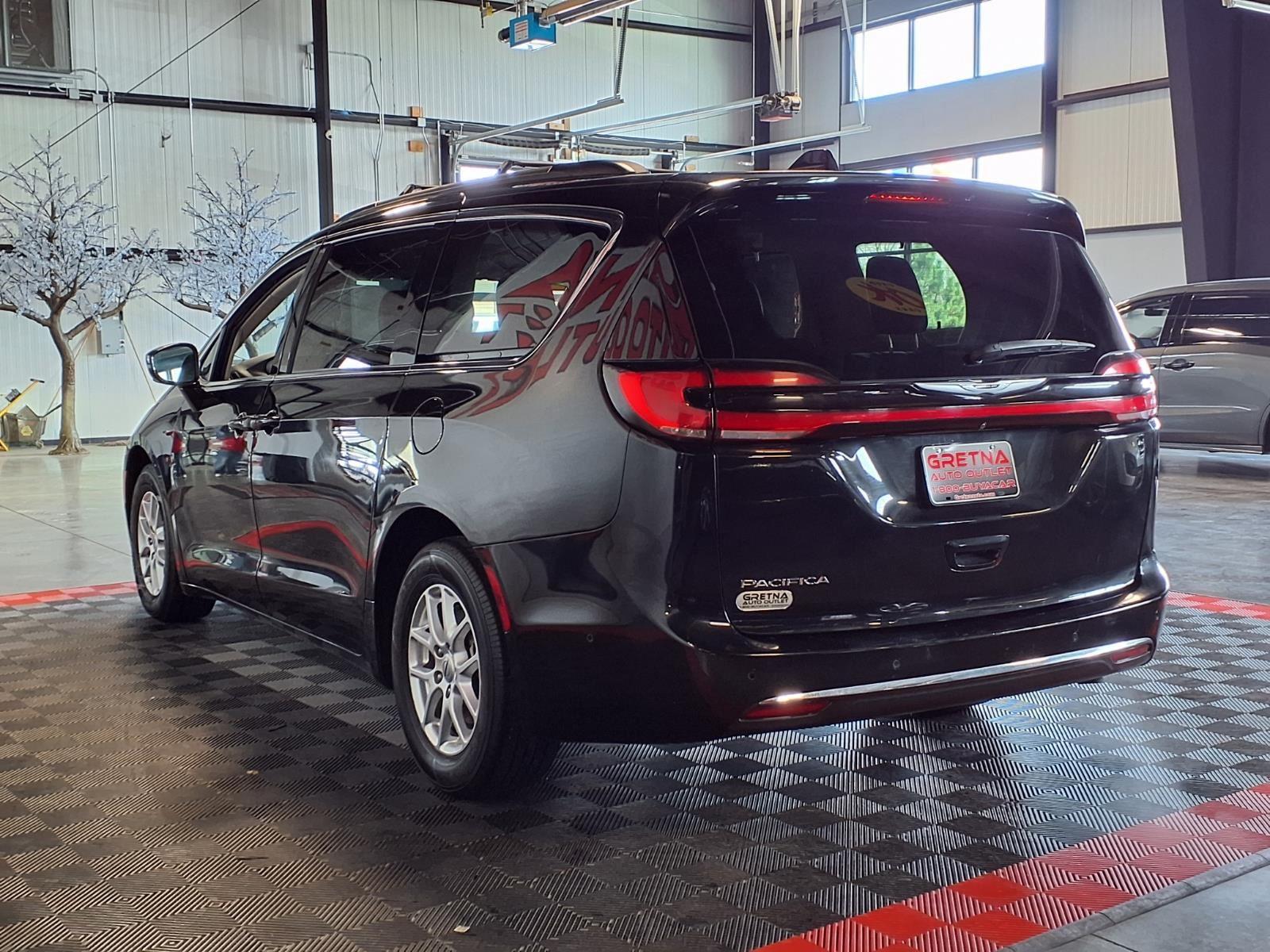 2022 Chrysler Pacifica Touring L - Brilliant Black Crystal Pearlcoat exterior view 4