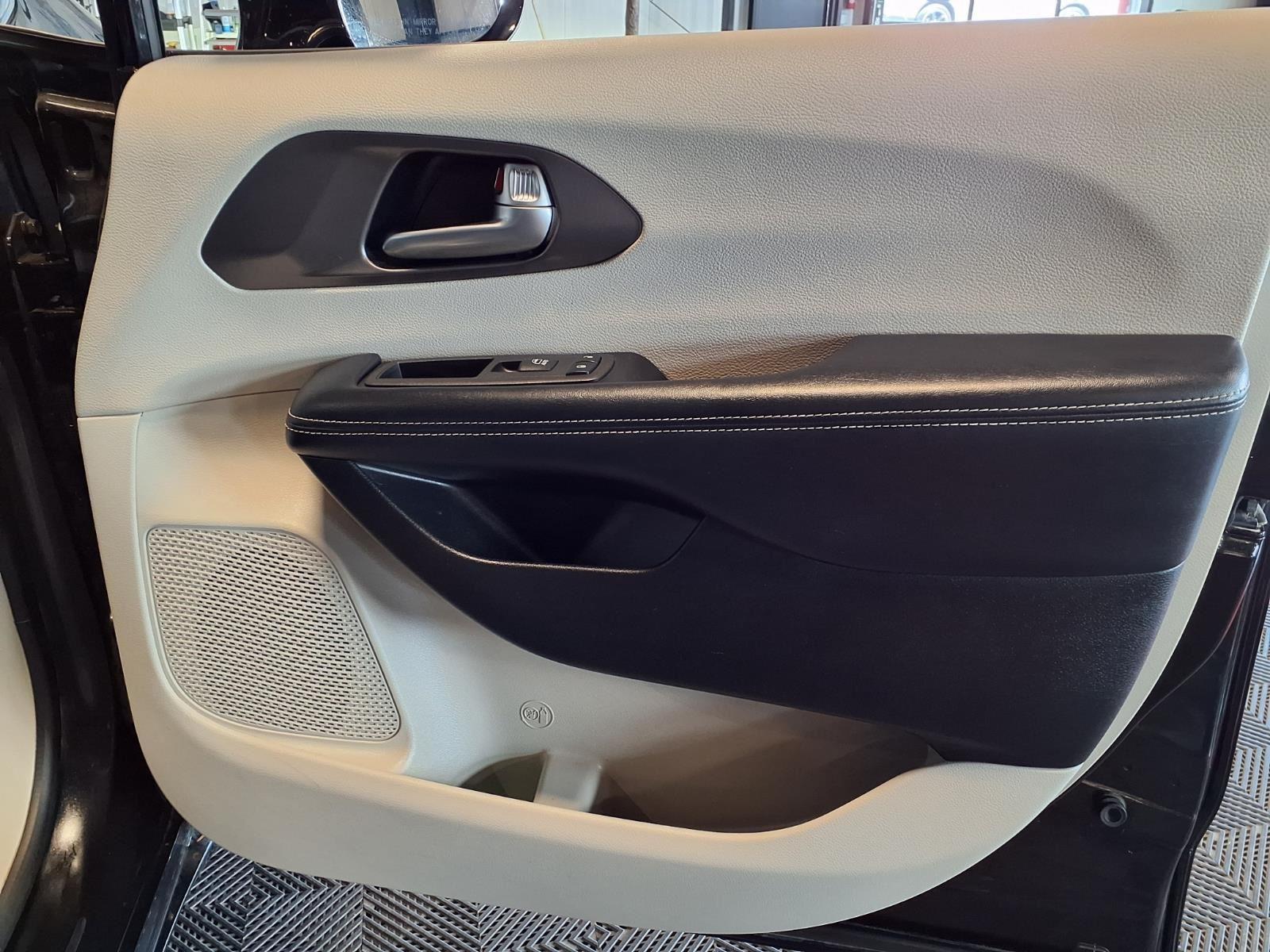 2022 Chrysler Pacifica Touring L - Brilliant Black Crystal Pearlcoat exterior view 12