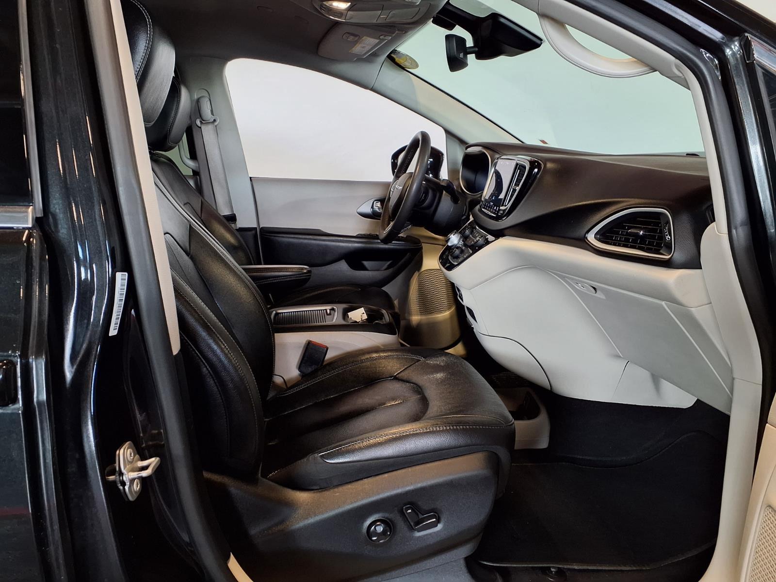 2022 Chrysler Pacifica Touring L - Brilliant Black Crystal Pearlcoat exterior view 13