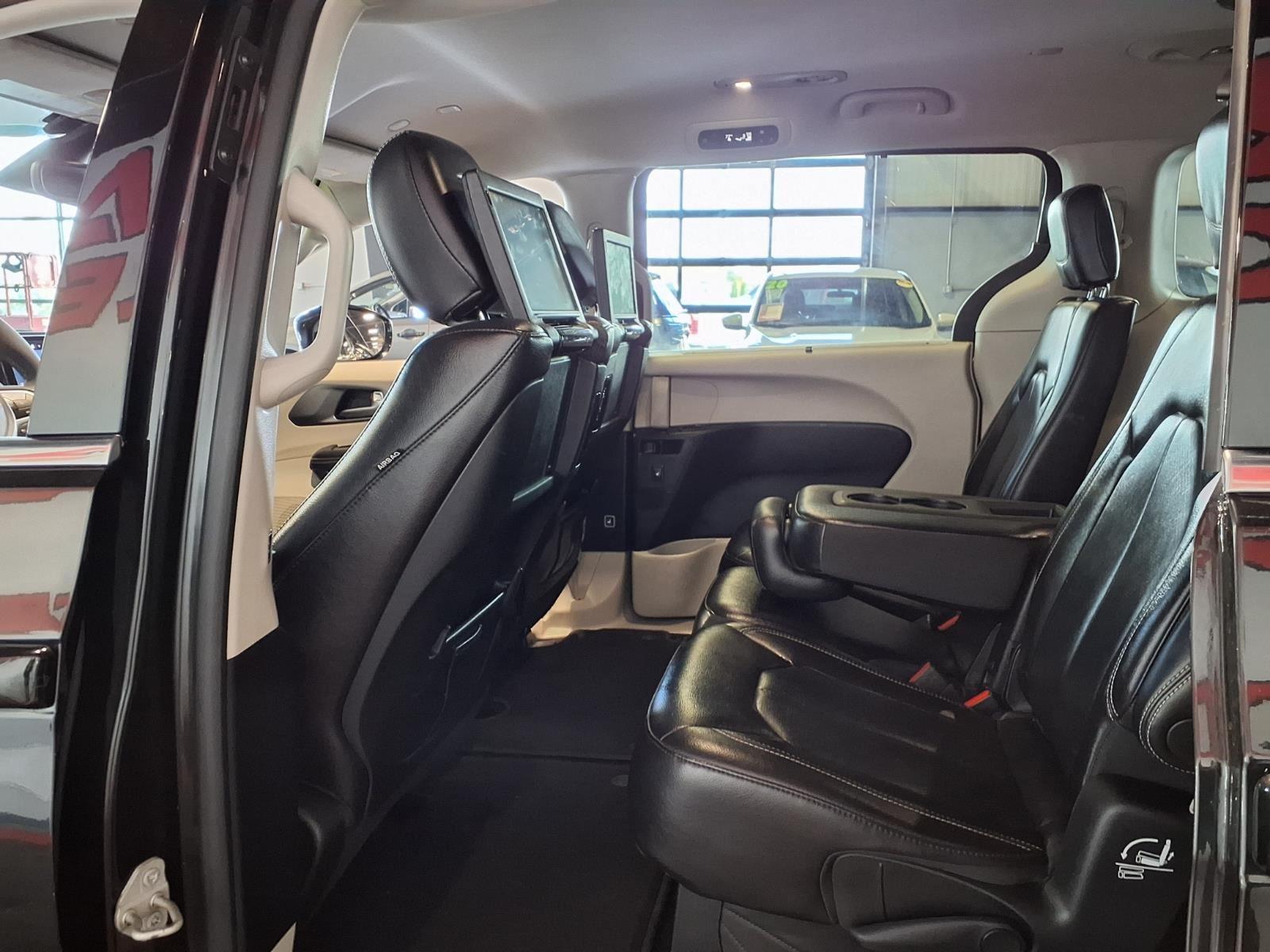 2022 Chrysler Pacifica Touring L - Brilliant Black Crystal Pearlcoat exterior view 15