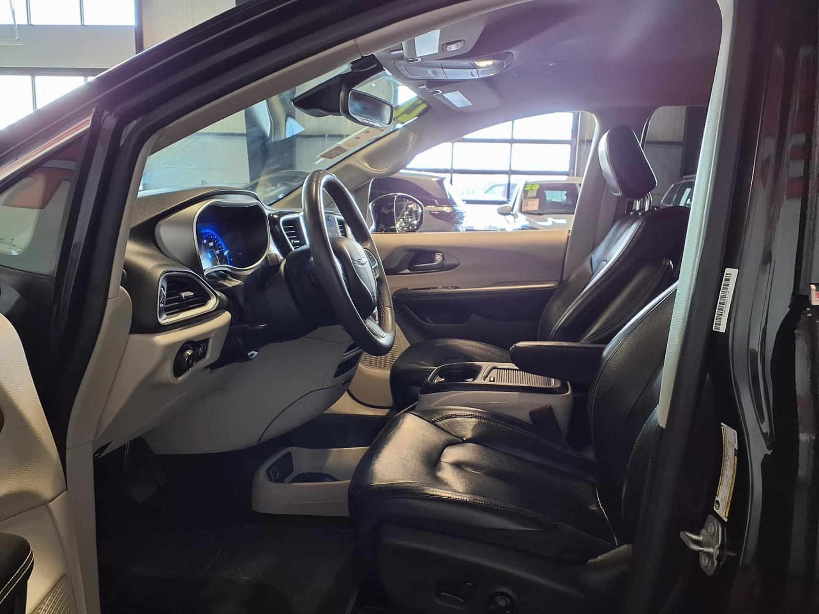 2022 Chrysler Pacifica Touring L - Brilliant Black Crystal Pearlcoat exterior view 16