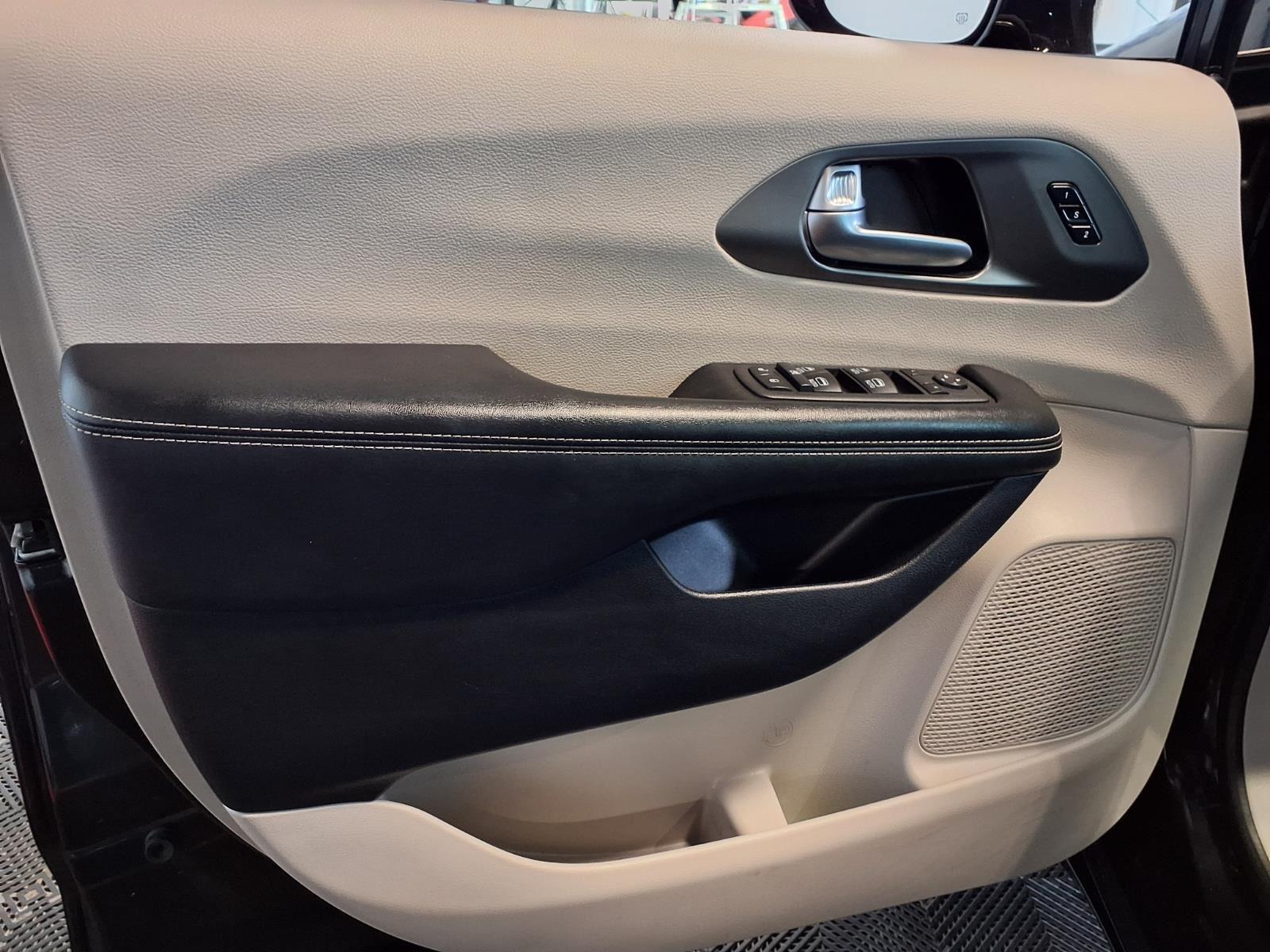 2022 Chrysler Pacifica Touring L - Brilliant Black Crystal Pearlcoat exterior view 17