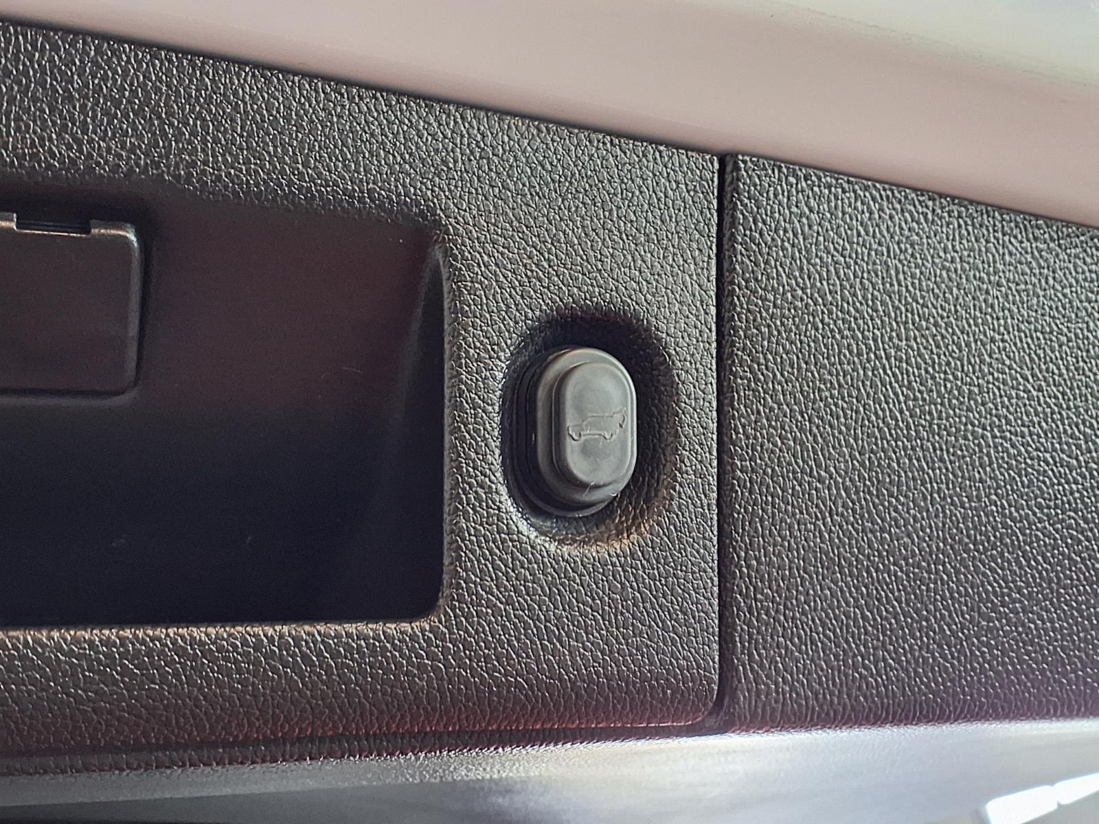 2016 Chevrolet Tahoe LT - Summit White exterior view 7