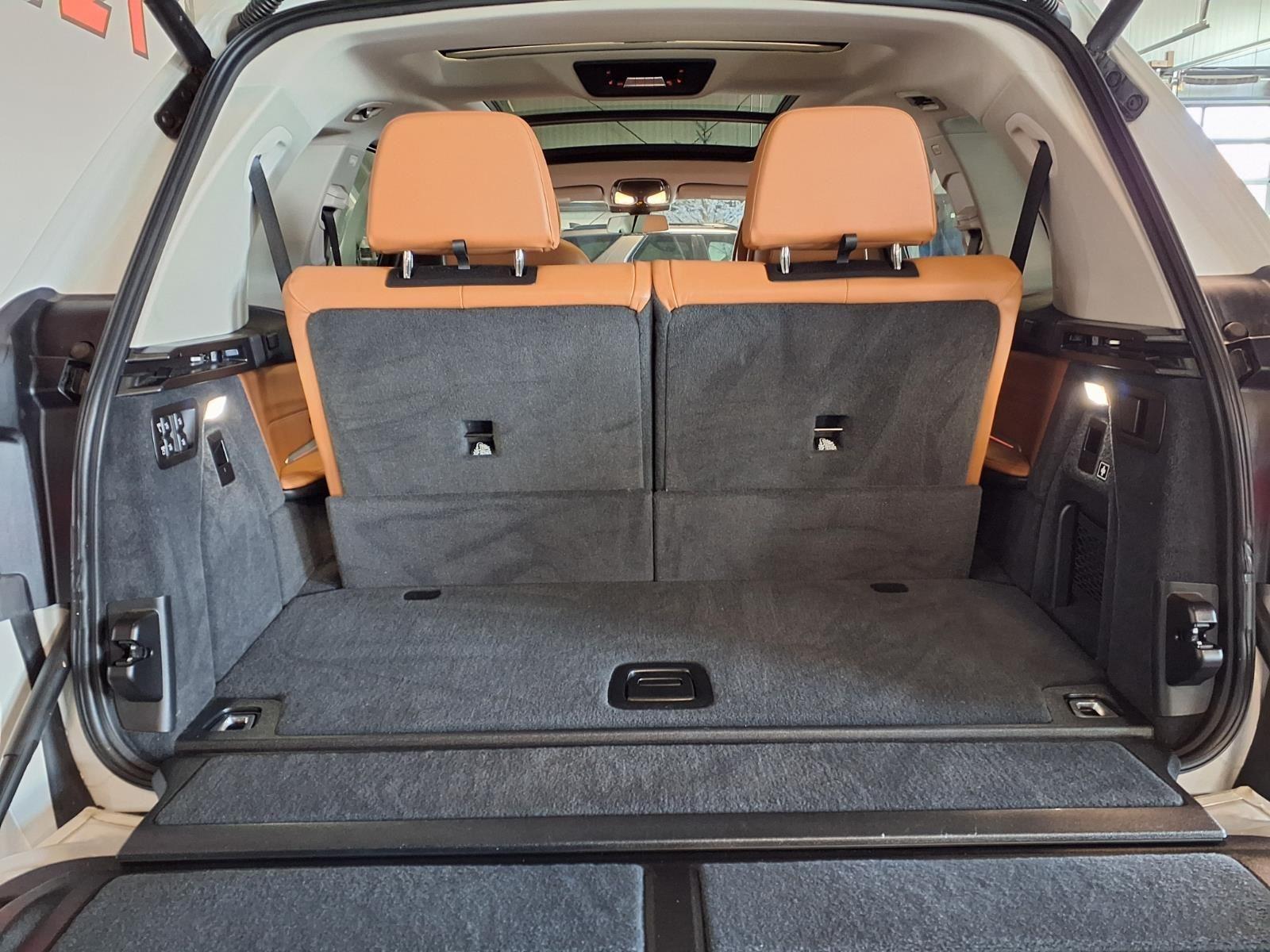 2020 BMW X7 xDrive40i - Mineral White Metallic exterior view 6