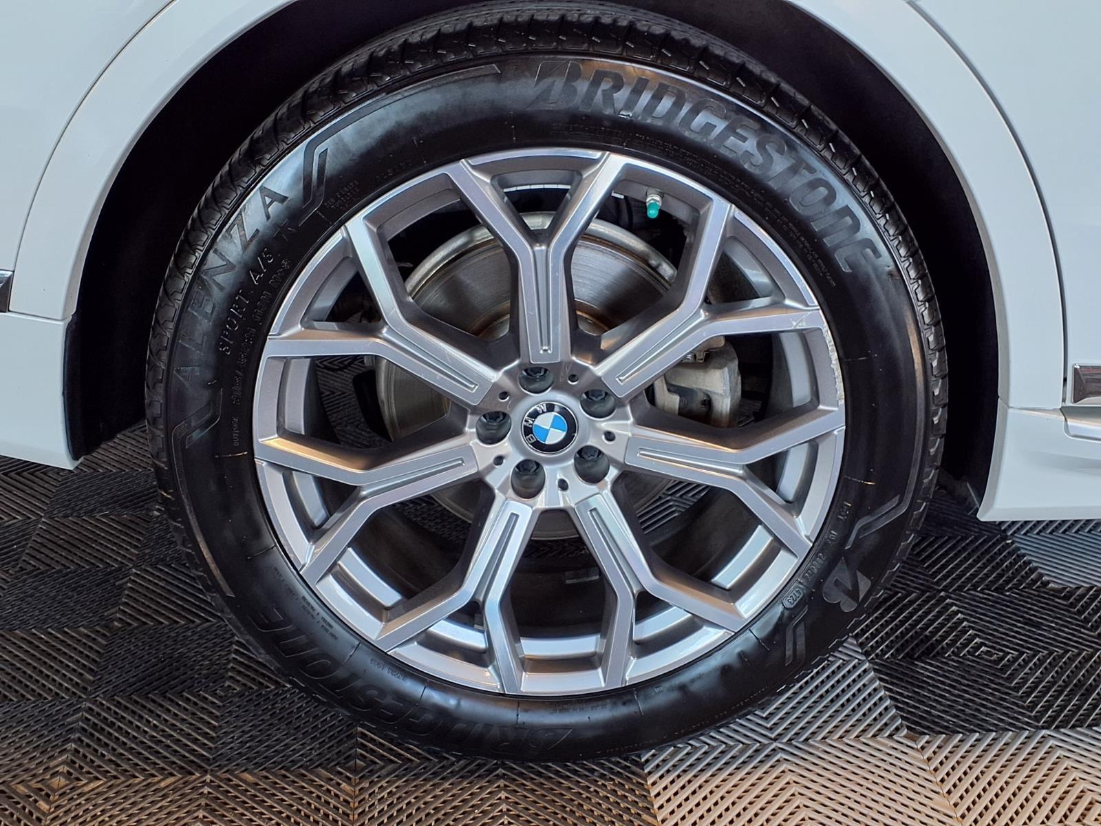 2020 BMW X7 xDrive40i - Mineral White Metallic exterior view 9