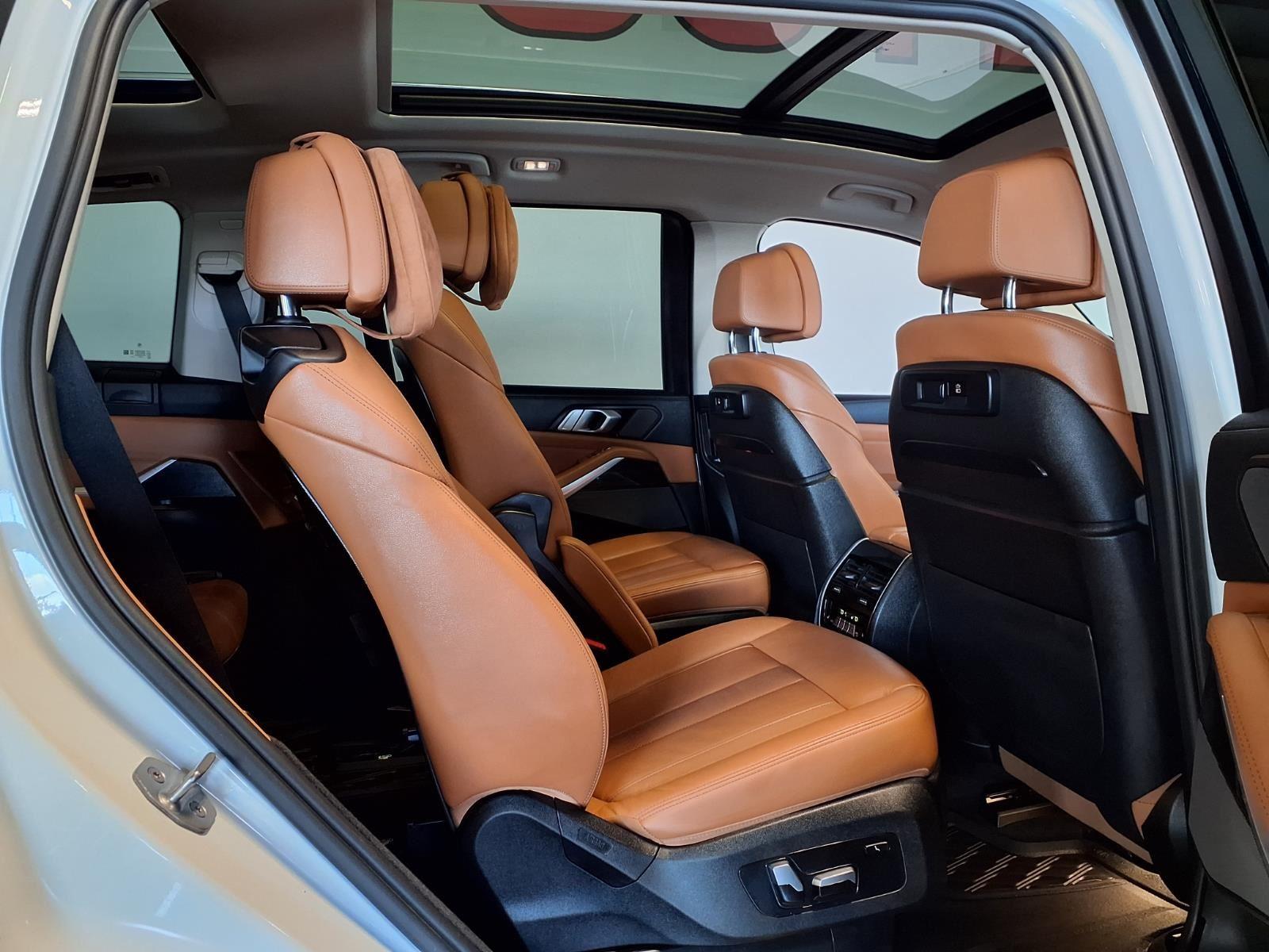 2020 BMW X7 xDrive40i - Mineral White Metallic exterior view 11