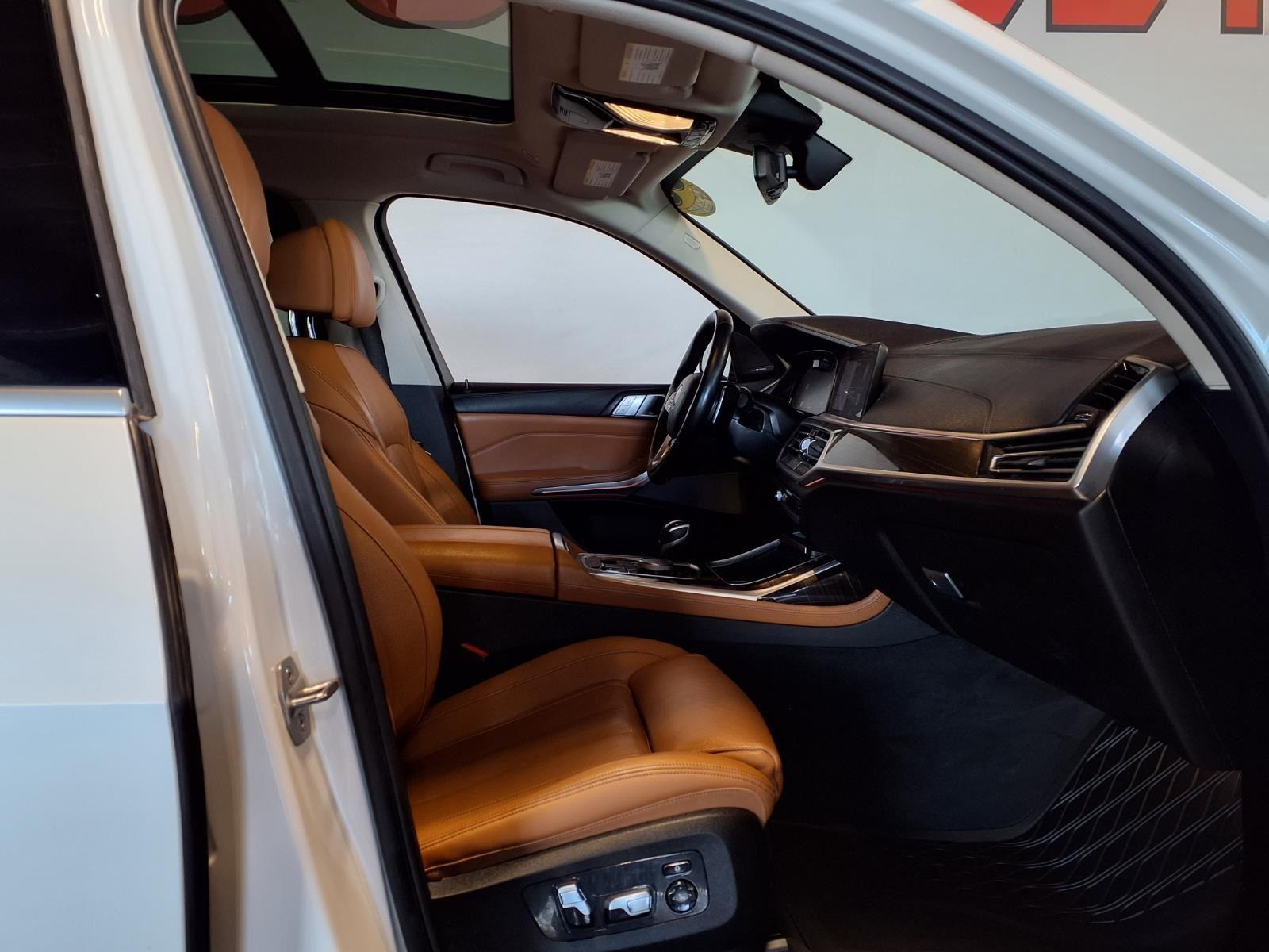 2020 BMW X7 xDrive40i - Mineral White Metallic exterior view 13