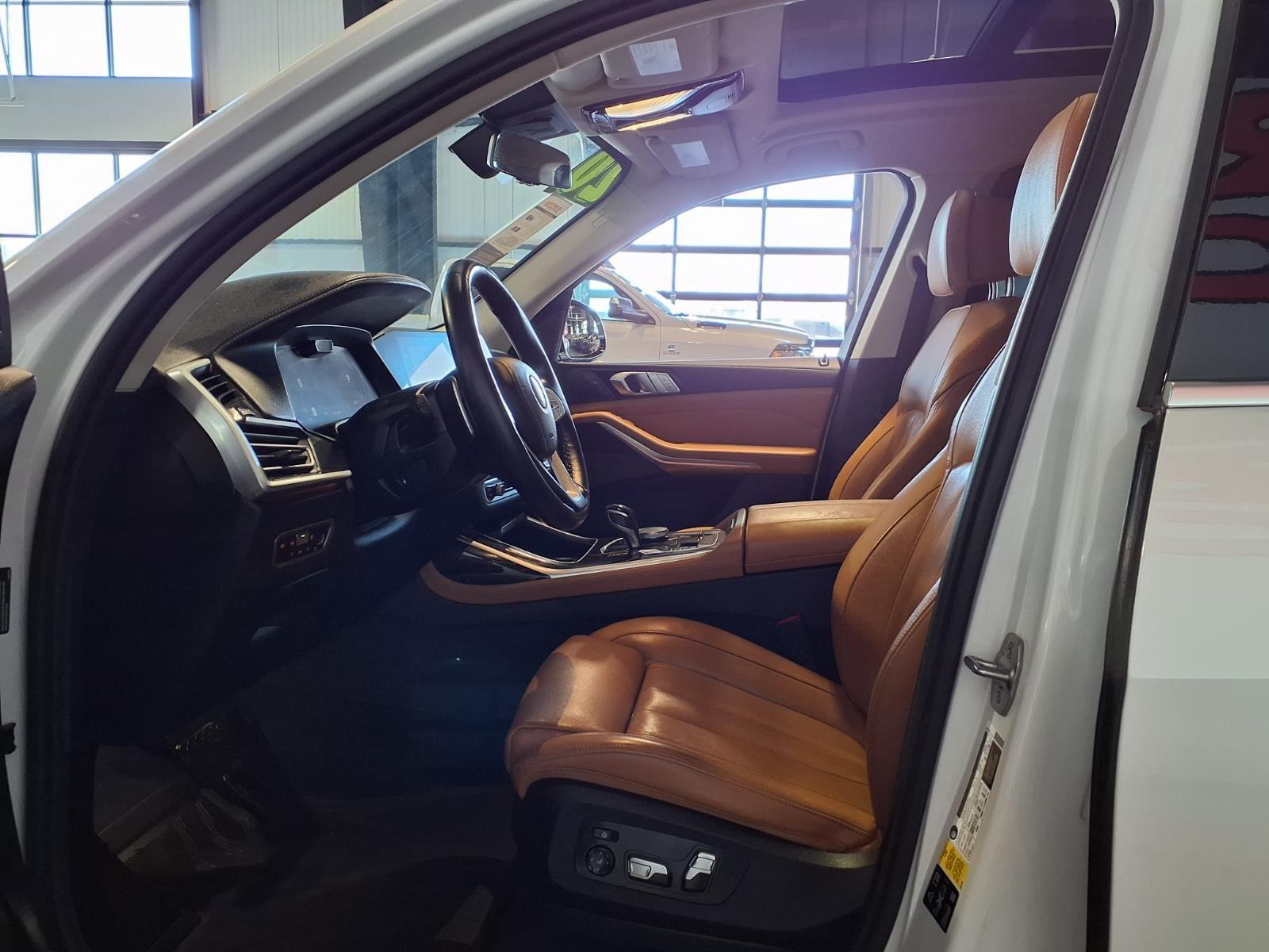 2020 BMW X7 xDrive40i - Mineral White Metallic exterior view 20