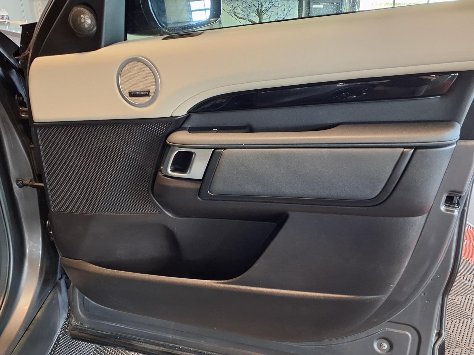 2018 Land Rover Discovery SE - Corris Gray Metallic exterior view 14