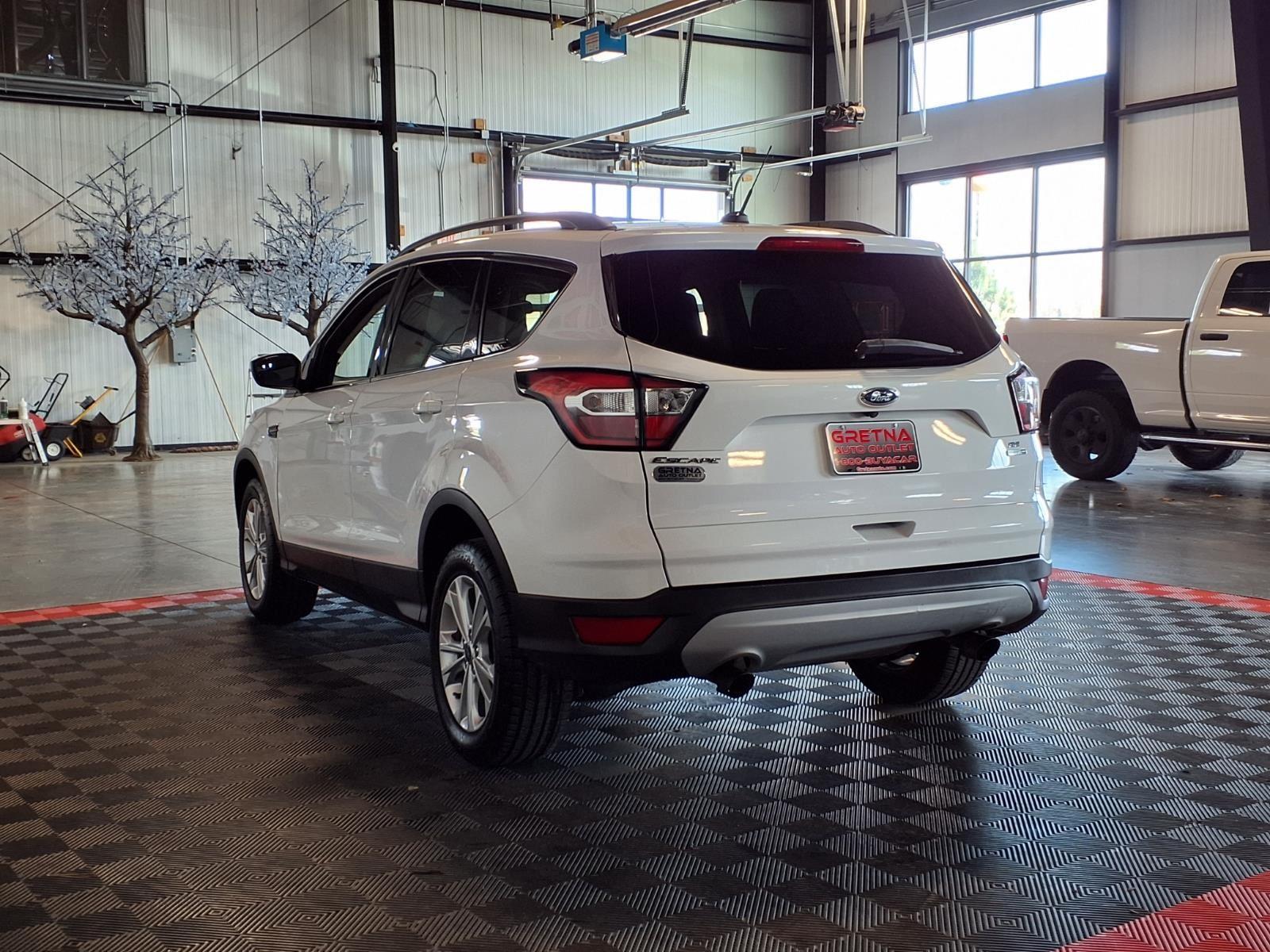 2018 Ford Escape SE - Oxford White exterior view 4