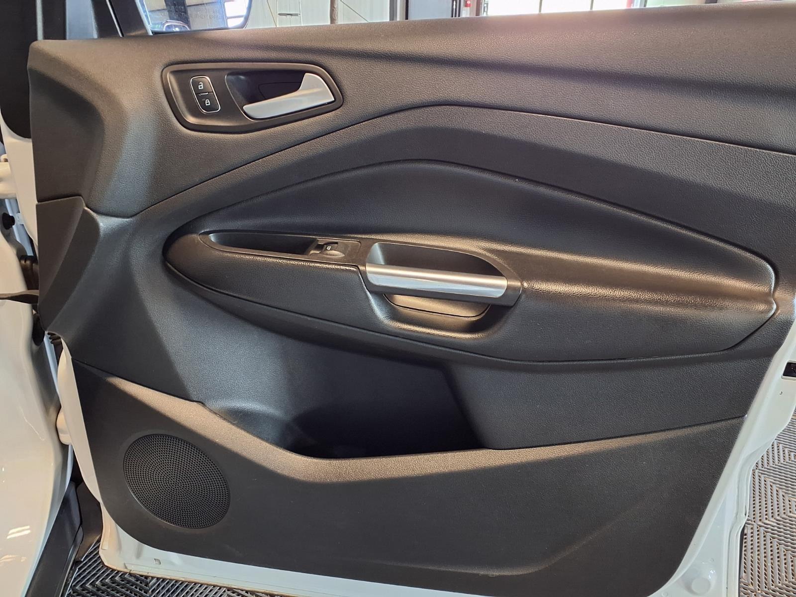 2018 Ford Escape SE - Oxford White exterior view 13