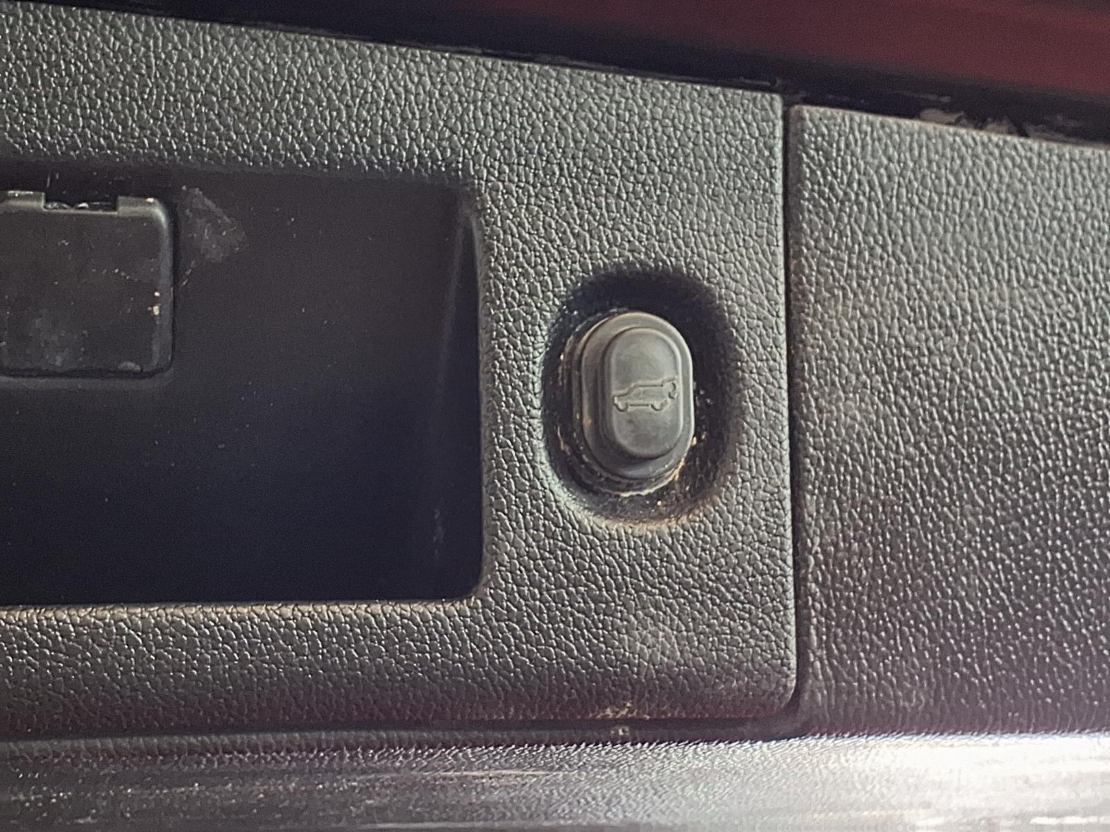 2020 Chevrolet Suburban LT - Black exterior view 7