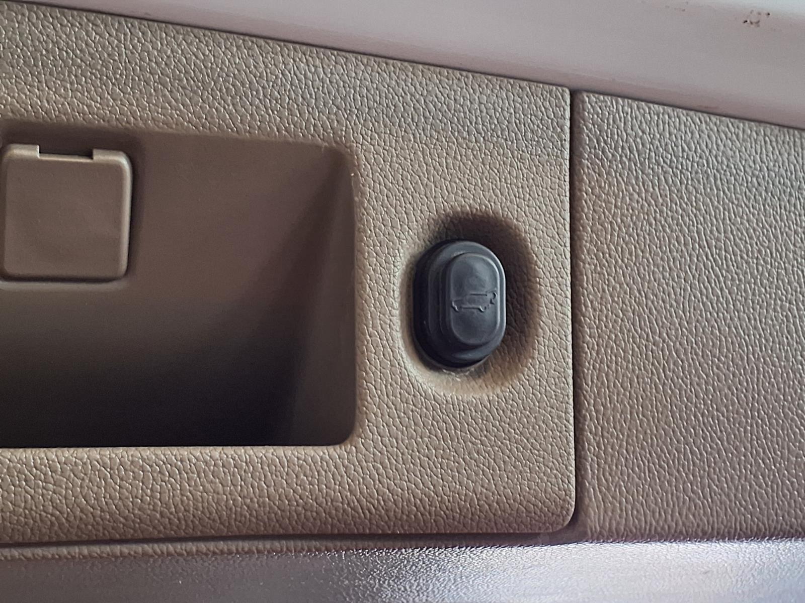 2019 Chevrolet Tahoe LT - Summit White exterior view 7