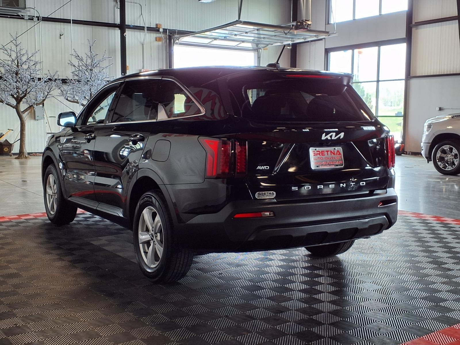 2022 Kia Sorento LX - Ebony Black exterior view 4