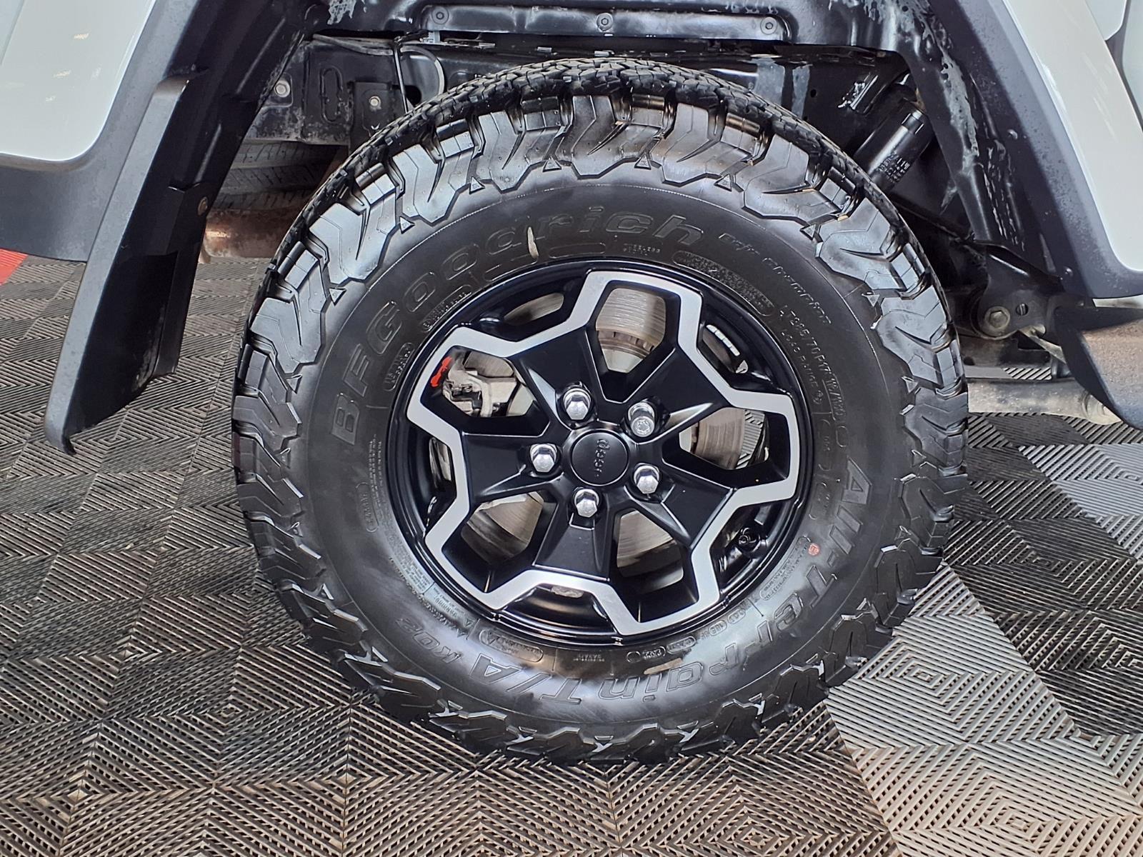 2020 Jeep Gladiator Overland - Bright White Clearcoat exterior view 8