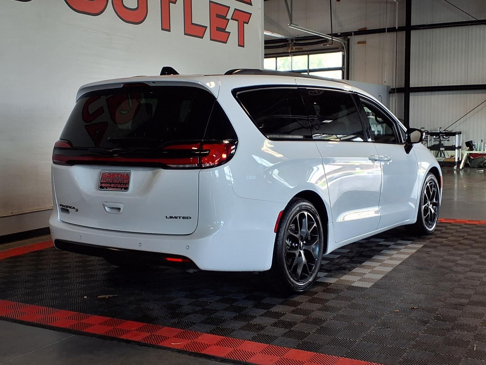 2024 Chrysler Pacifica Limited - Bright White Clearcoat exterior view 8