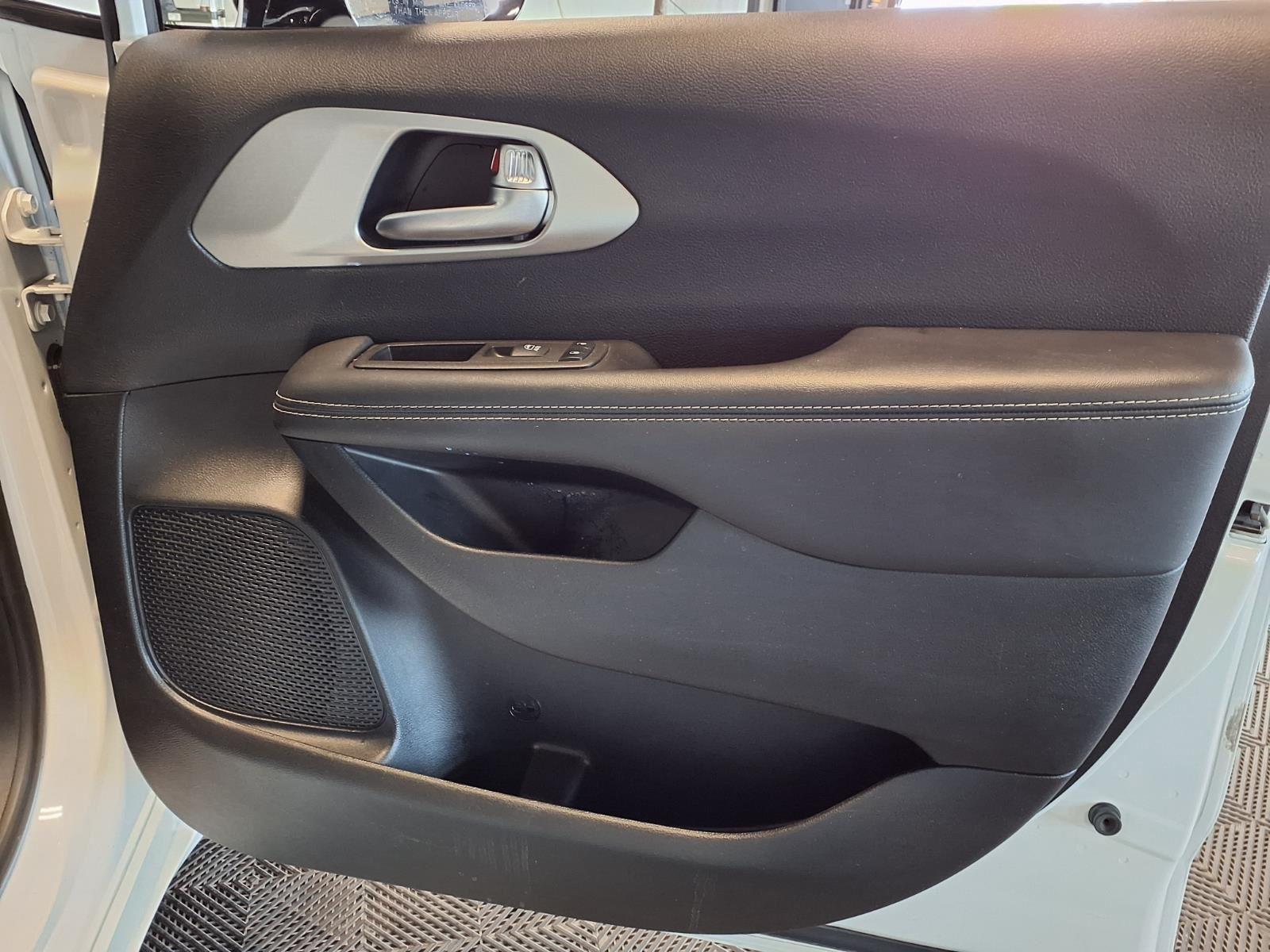 2024 Chrysler Pacifica Limited - Bright White Clearcoat exterior view 12