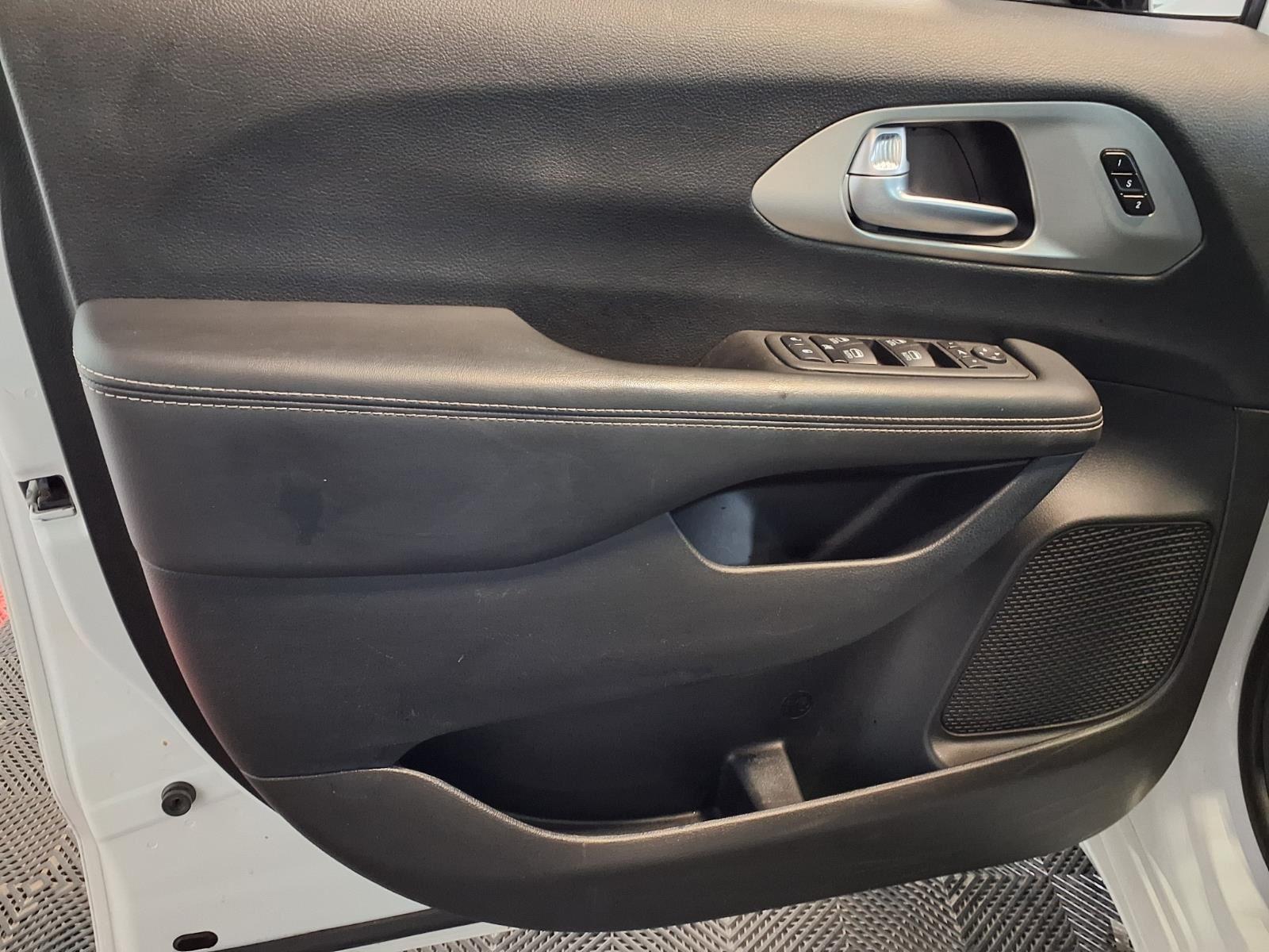 2024 Chrysler Pacifica Limited - Bright White Clearcoat exterior view 17