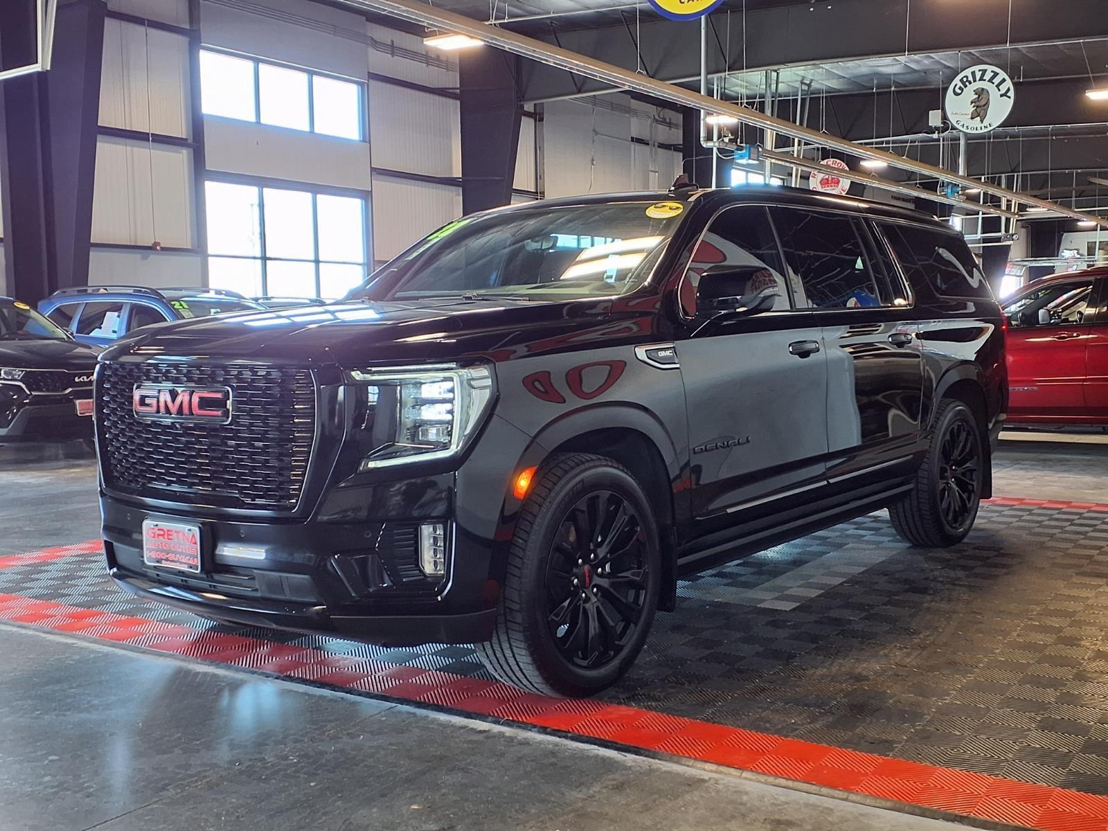 2022 GMC Yukon XL Denali - Onyx Black exterior view 3