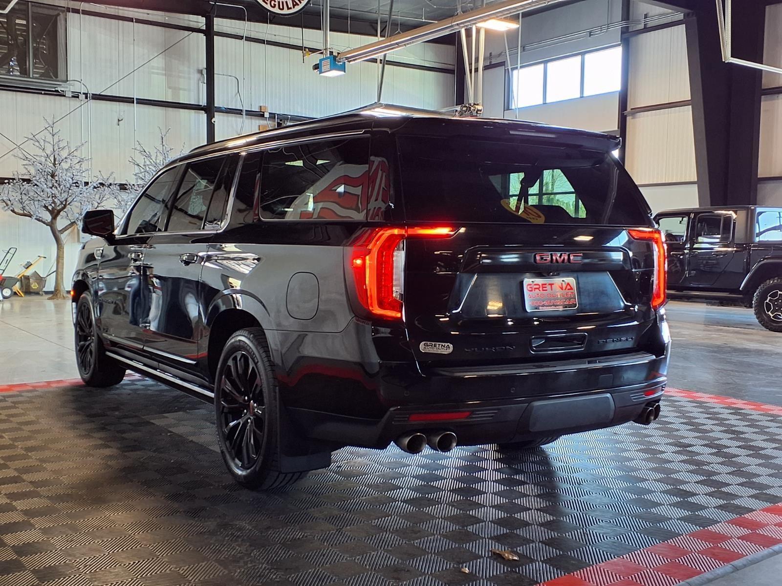 2022 GMC Yukon XL Denali - Onyx Black exterior view 4