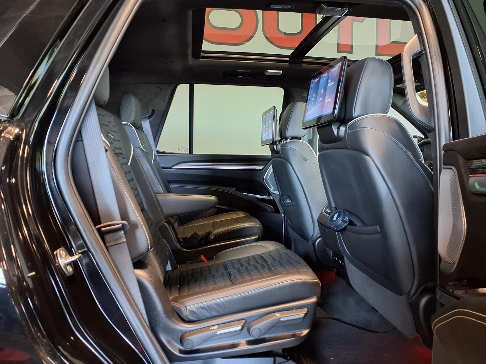 2025 Cadillac Escalade AWD V-Series - Black Raven exterior view 9