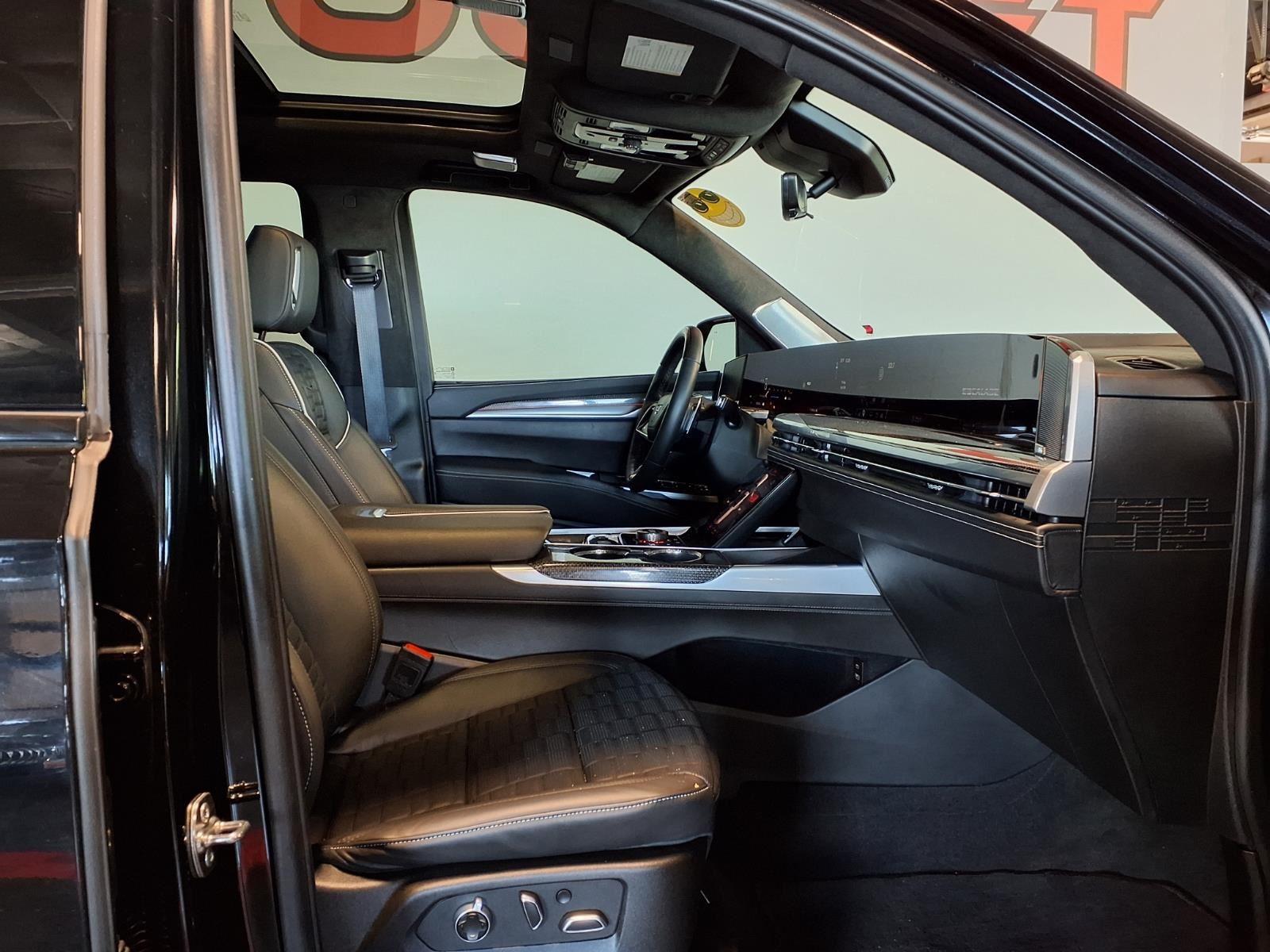 2025 Cadillac Escalade AWD V-Series - Black Raven exterior view 12