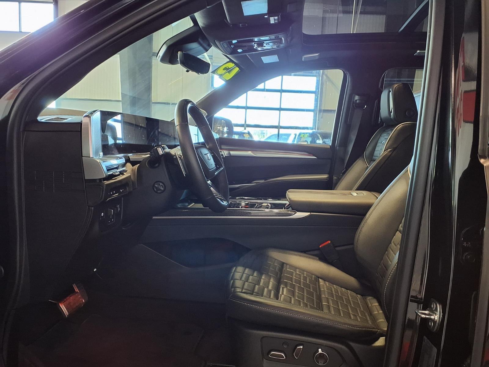 2025 Cadillac Escalade AWD V-Series - Black Raven exterior view 17
