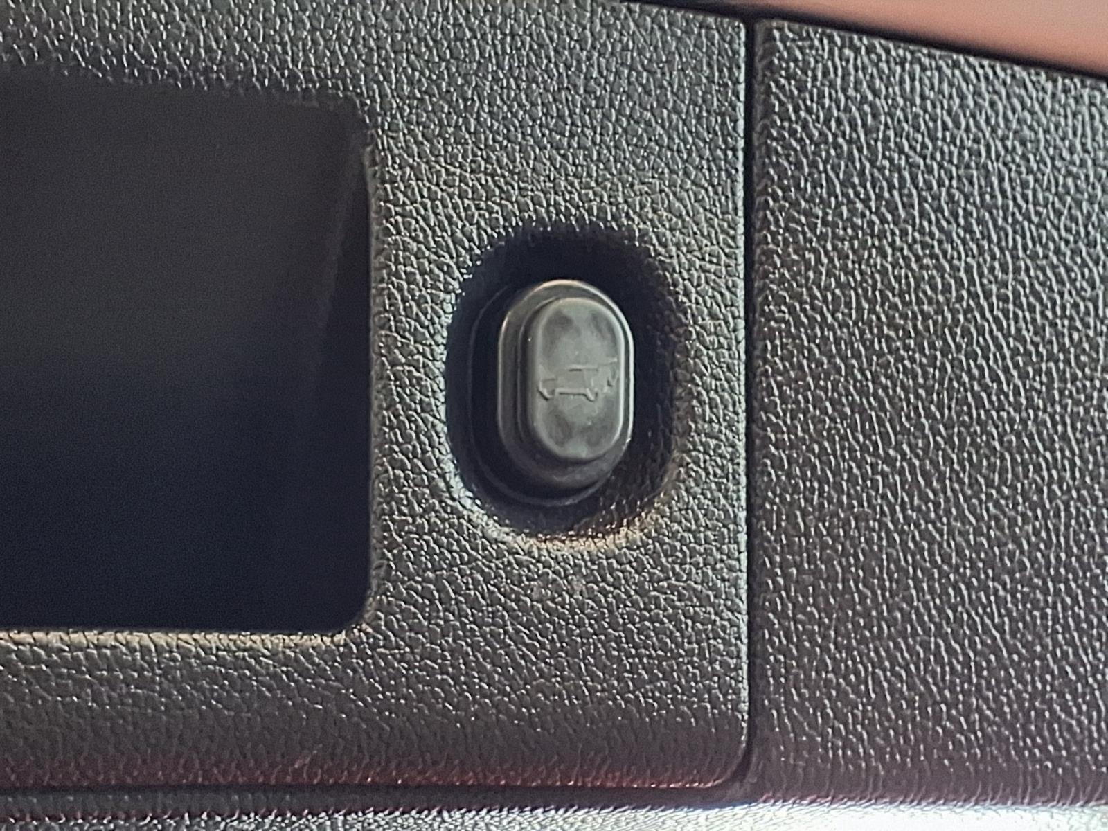 2016 Chevrolet Suburban LT - Silver Ice Metallic exterior view 7