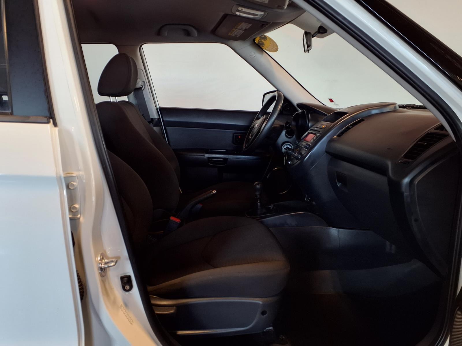 2012 KIA SOUL - WHITE exterior view 11