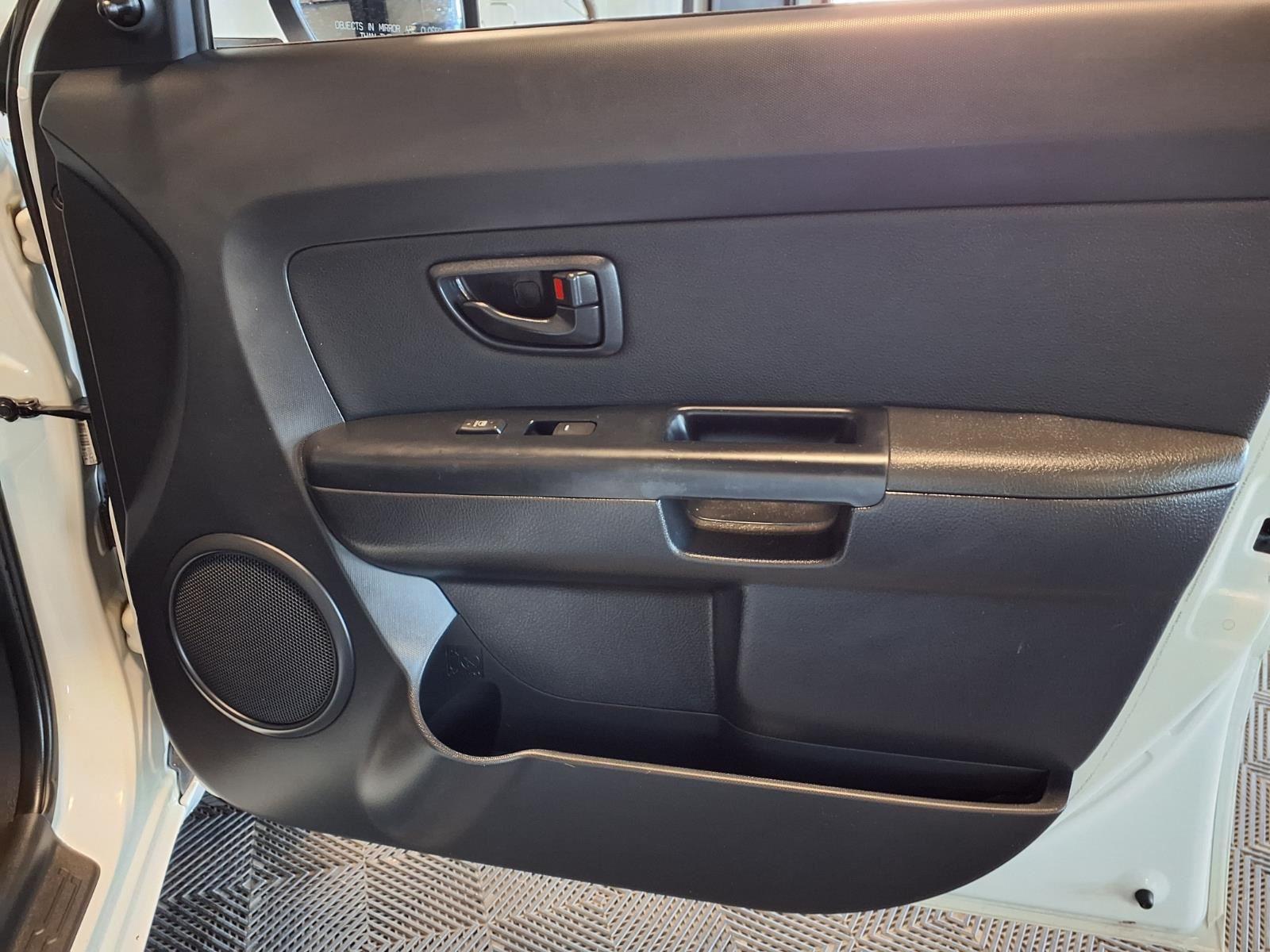 2012 KIA SOUL - WHITE exterior view 12