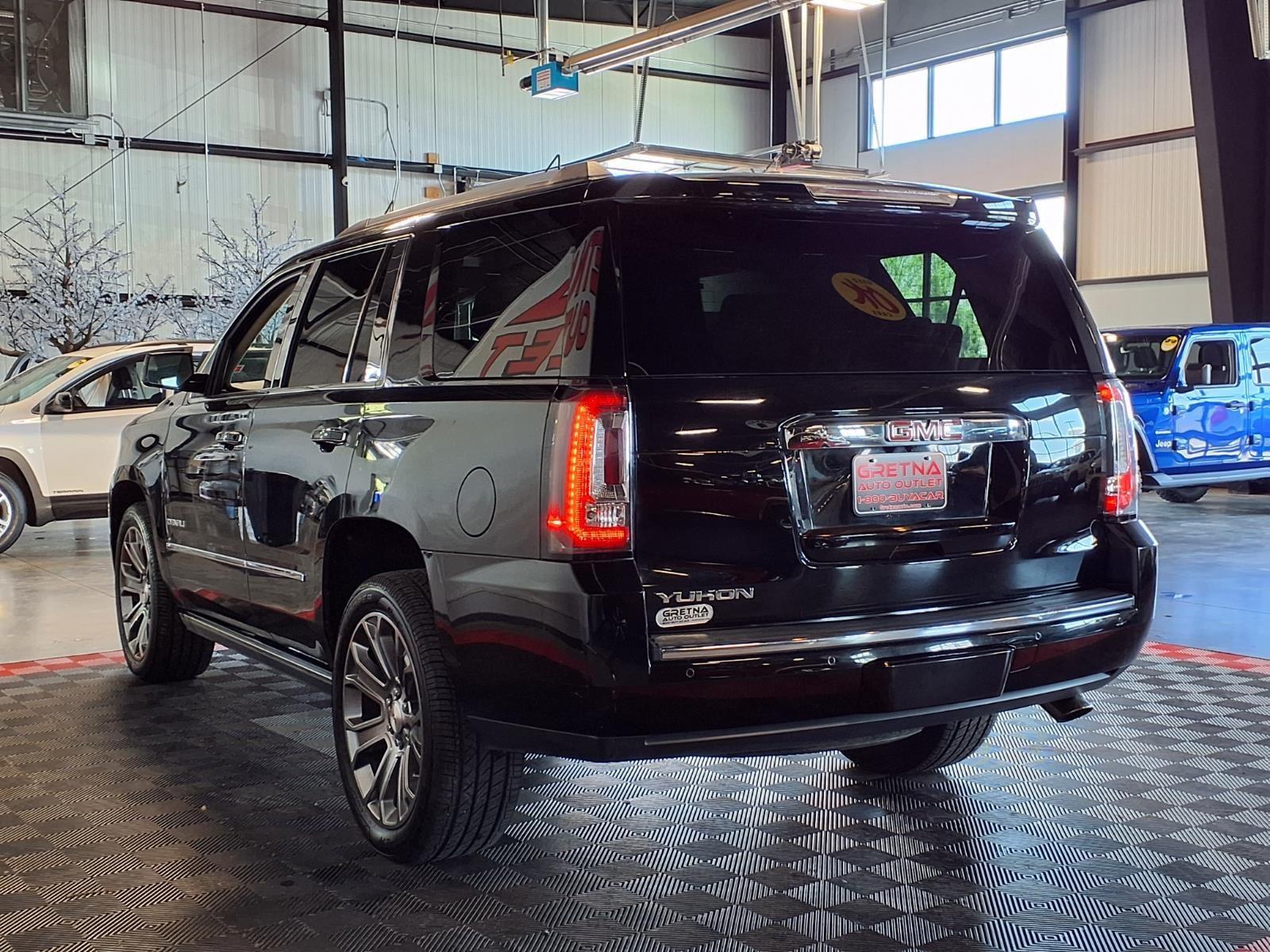2015 GMC Yukon Denali - Onyx Black exterior view 4