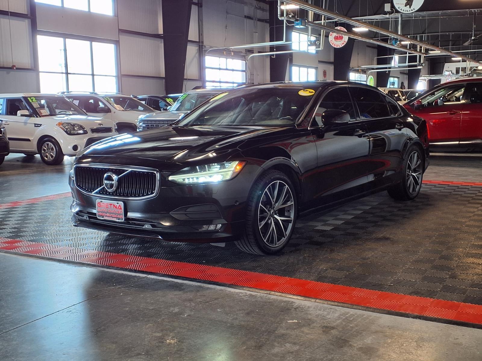 2018 Volvo S90 Momentum - Black Stone exterior view 3