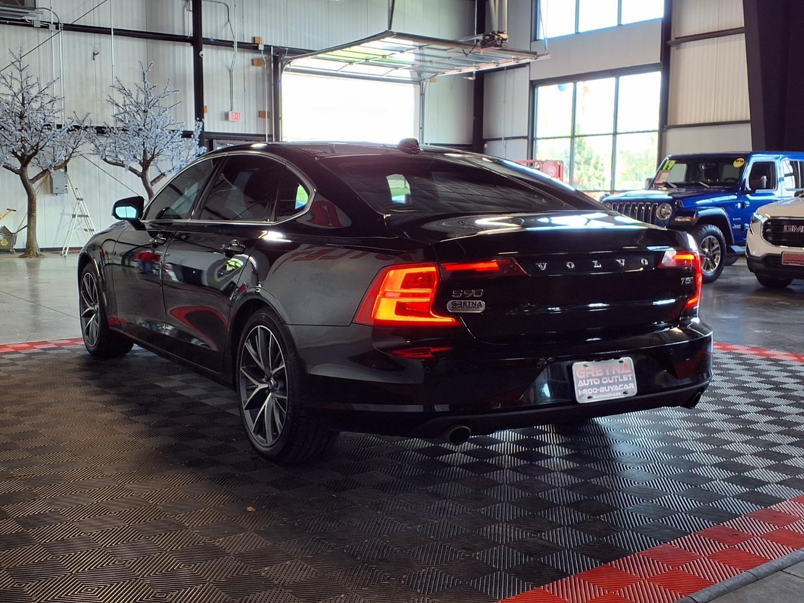 2018 Volvo S90 Momentum - Black Stone exterior view 4