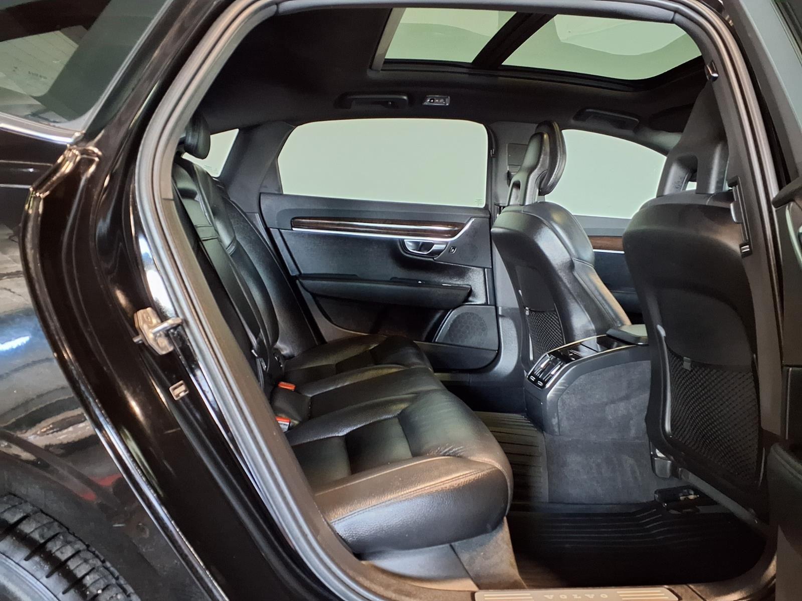 2018 Volvo S90 Momentum - Black Stone exterior view 7