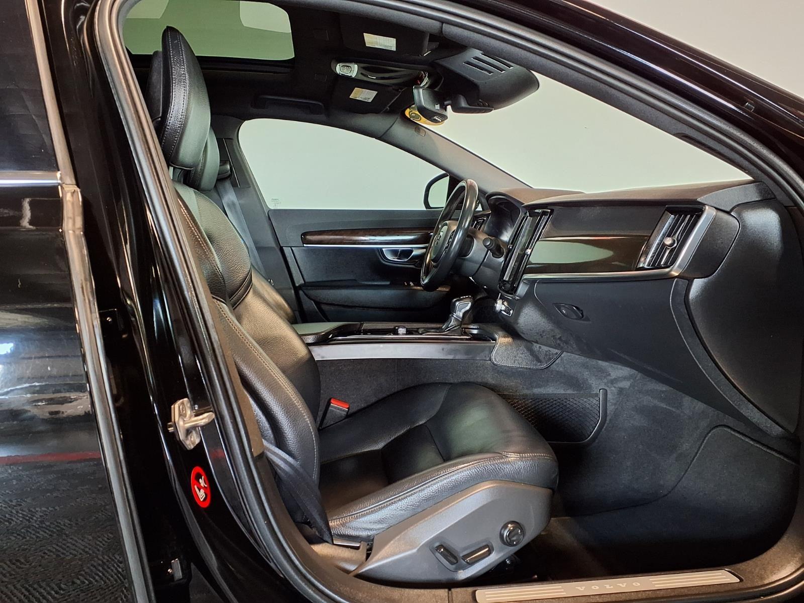 2018 Volvo S90 Momentum - Black Stone exterior view 9