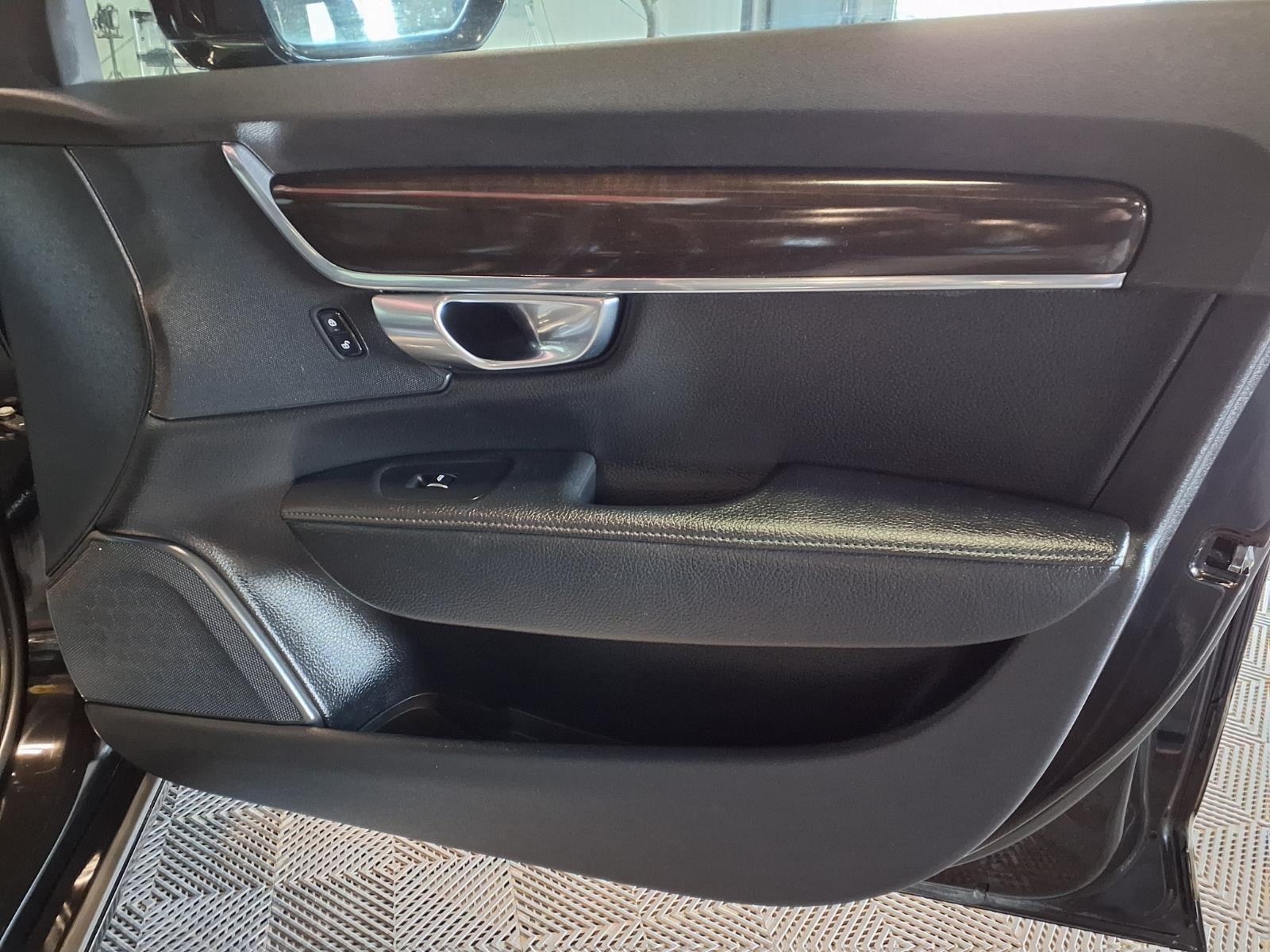 2018 Volvo S90 Momentum - Black Stone exterior view 10