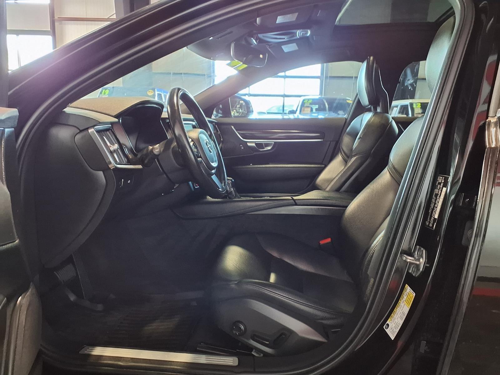 2018 Volvo S90 Momentum - Black Stone exterior view 15