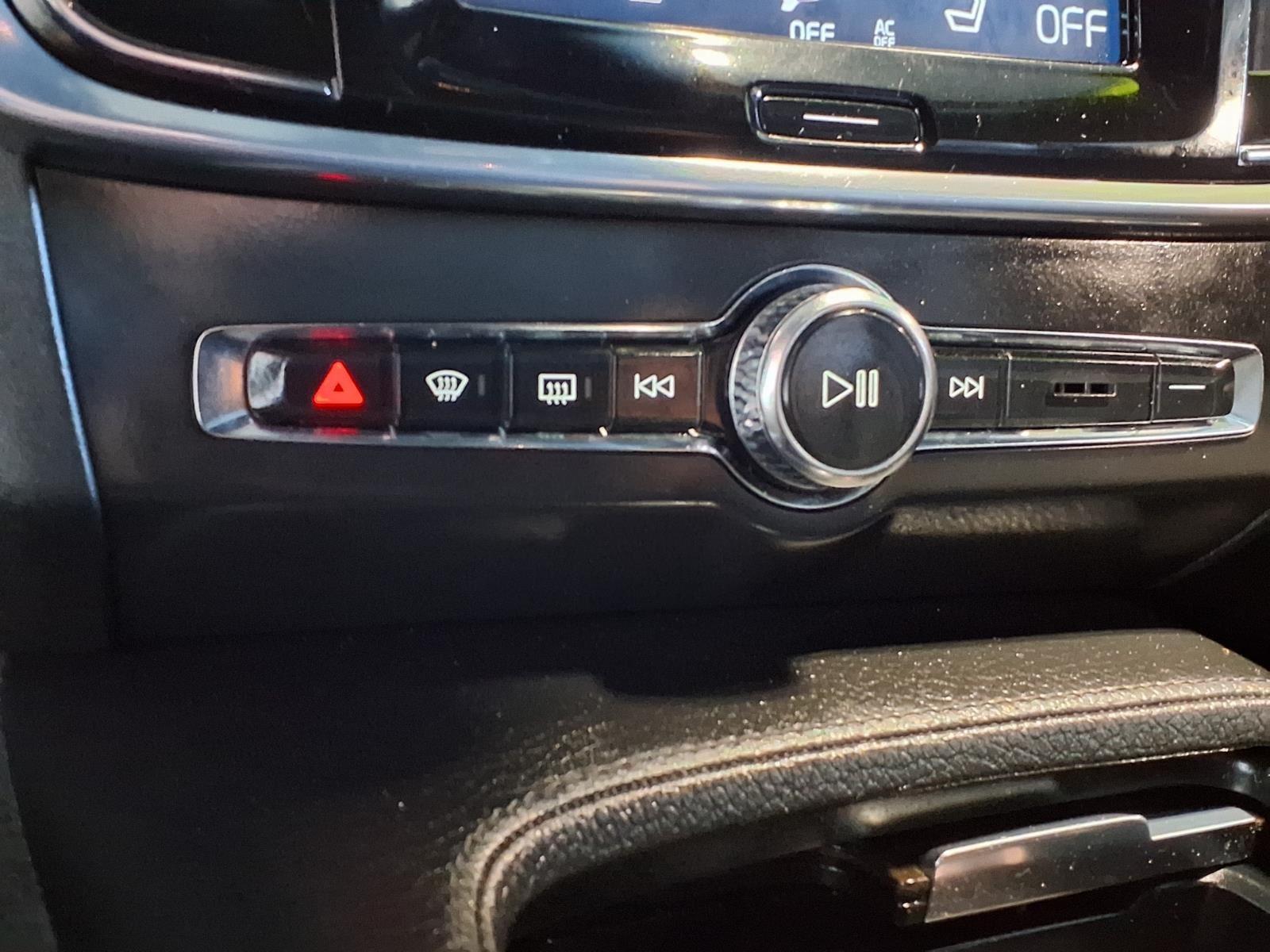 2018 Volvo S90 Momentum - Black Stone exterior view 19