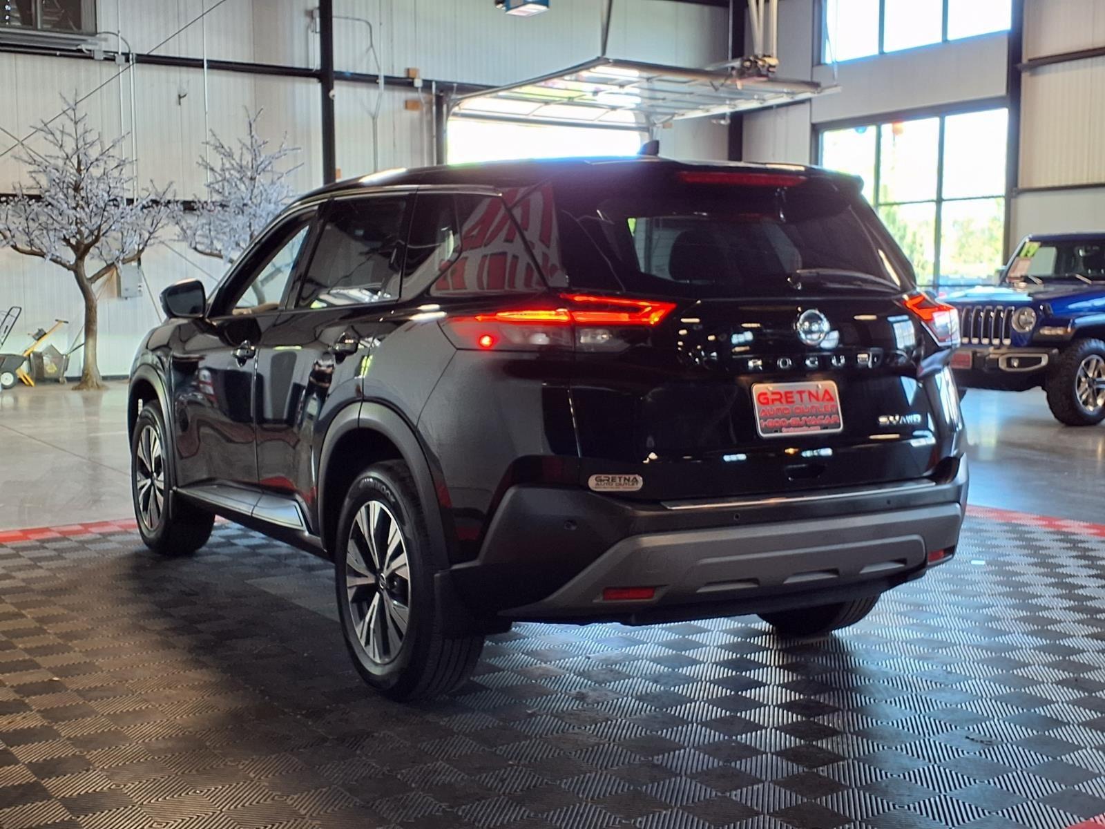 2021 Nissan Rogue SV - Super Black exterior view 4