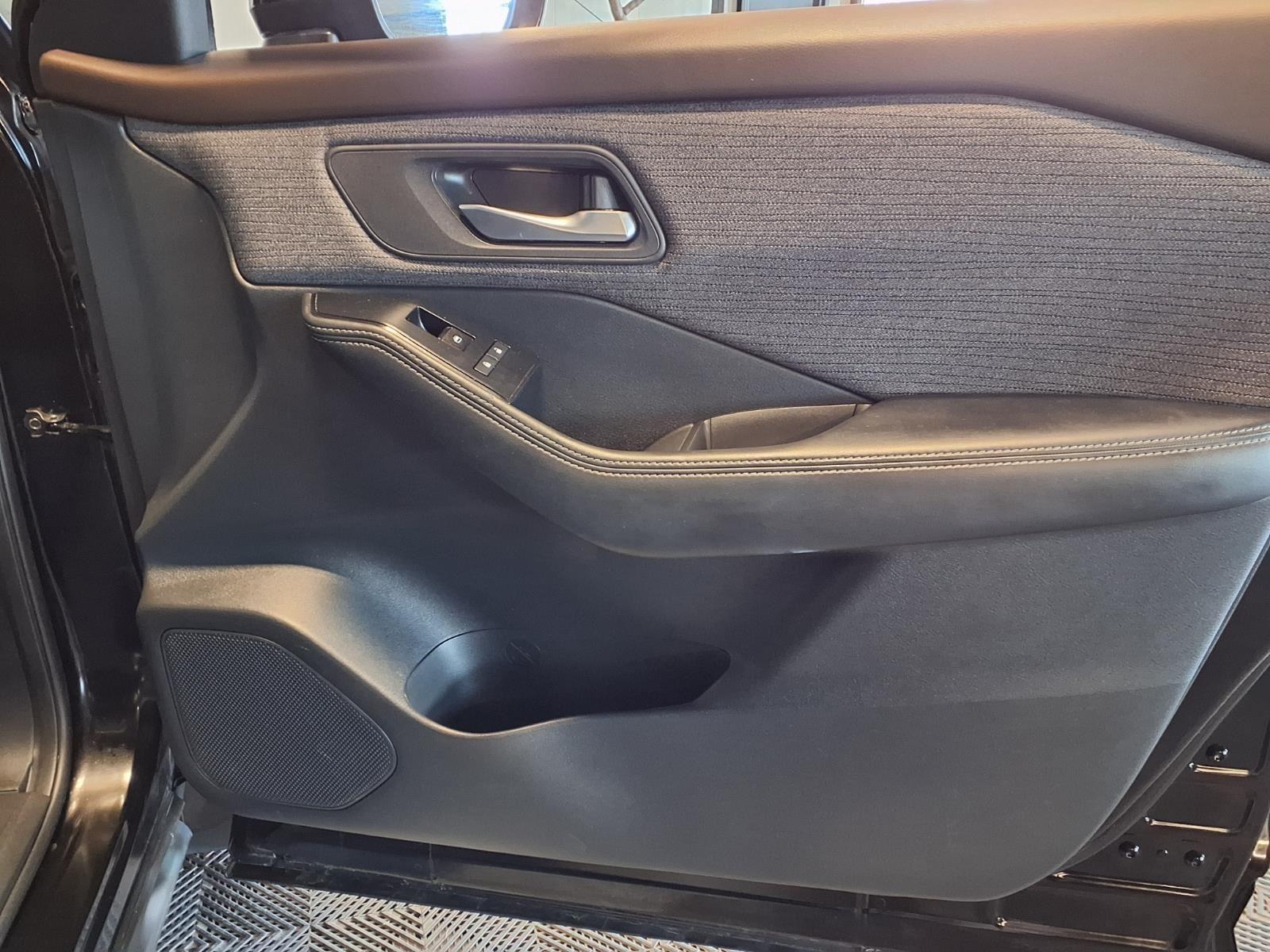2021 Nissan Rogue SV - Super Black exterior view 11