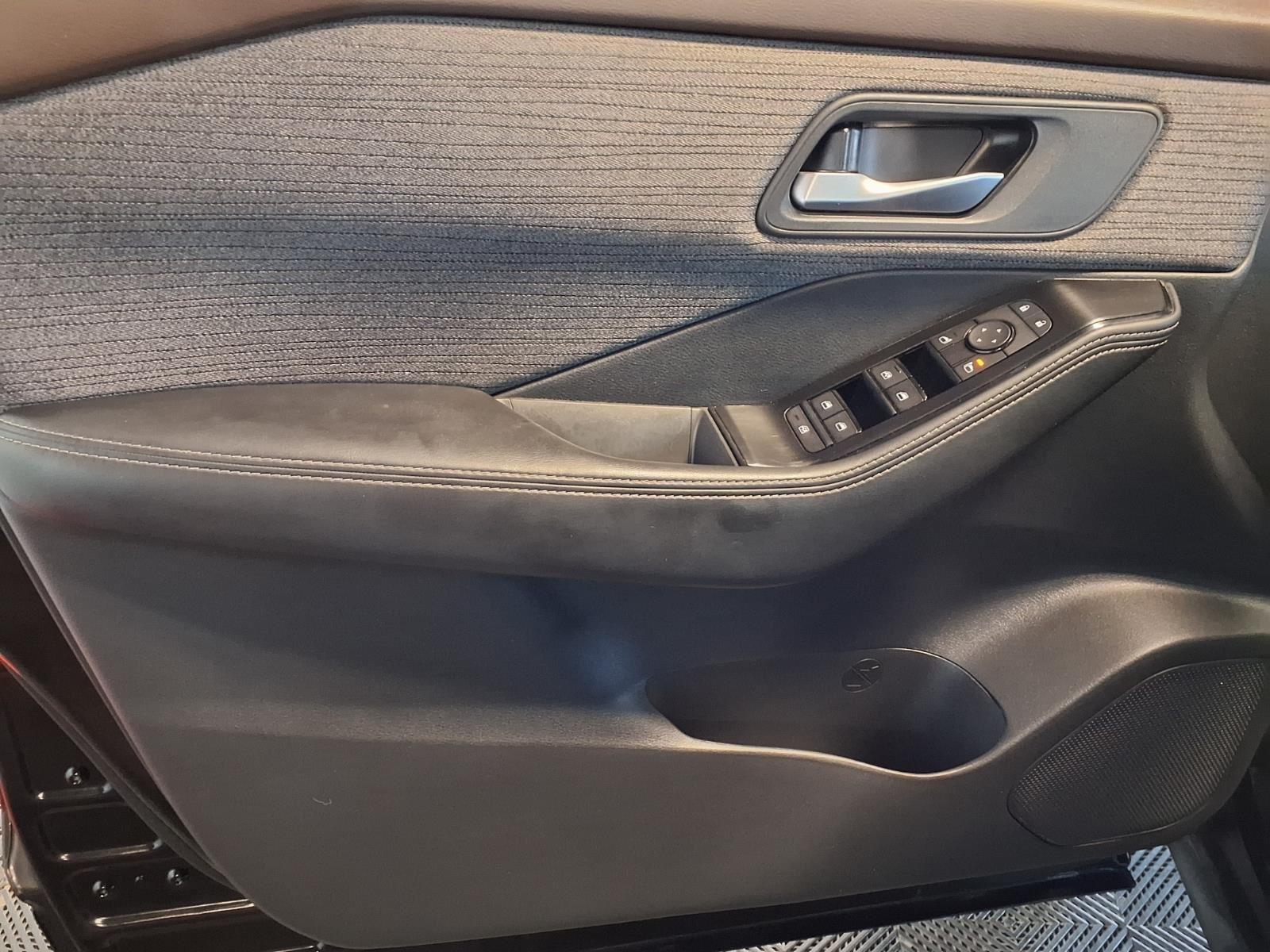 2021 Nissan Rogue SV - Super Black exterior view 15