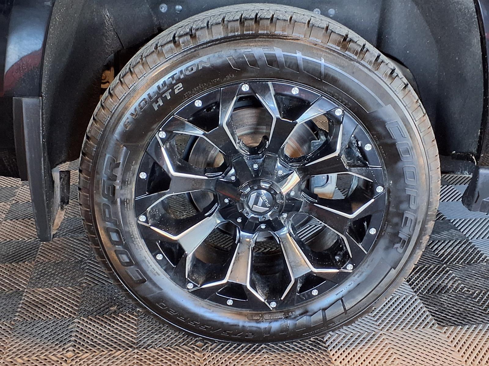 2019 Chevrolet Suburban LT - Black exterior view 9