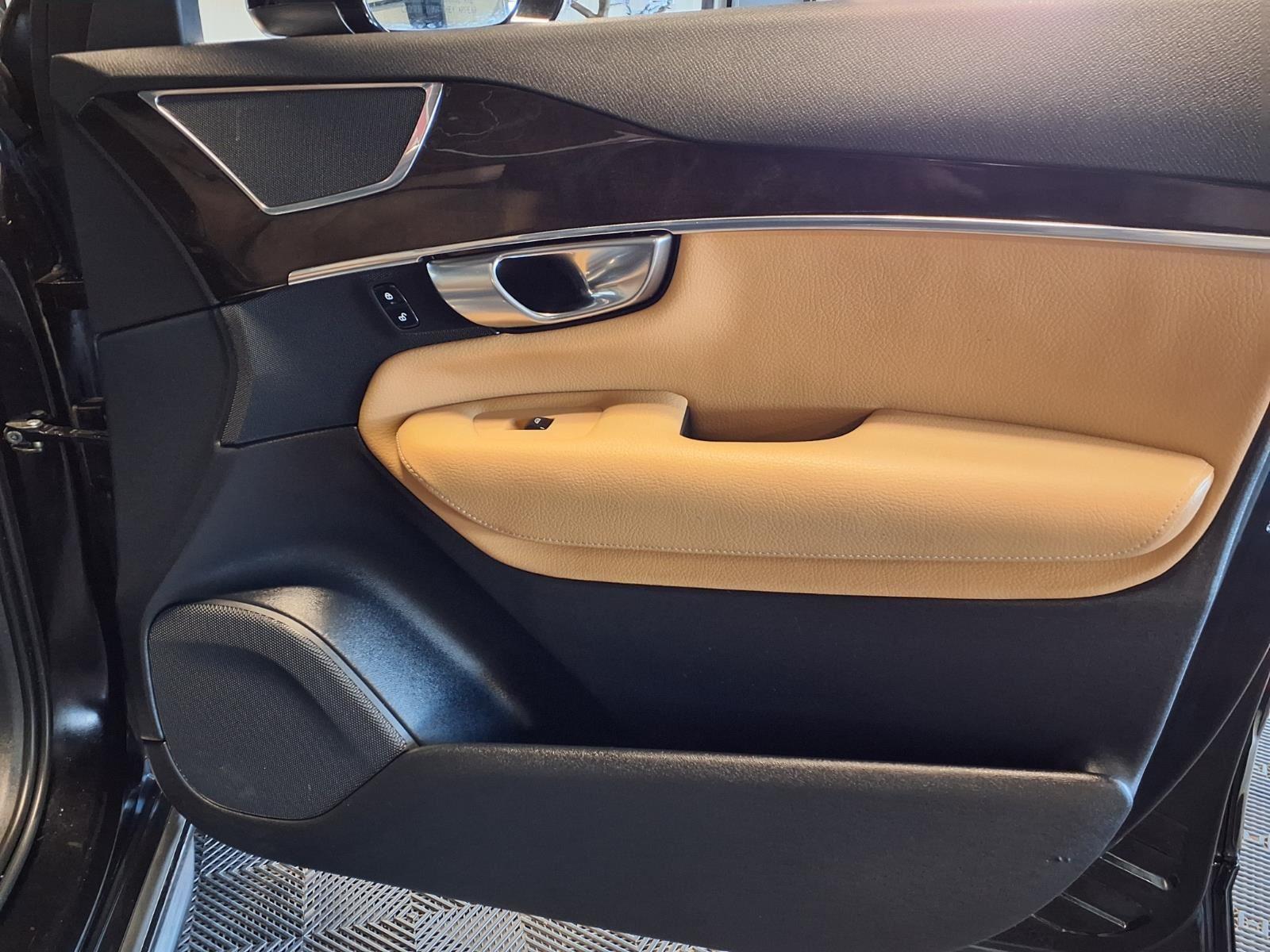 2017 Volvo XC90 Momentum - Onyx Black Metallic exterior view 13