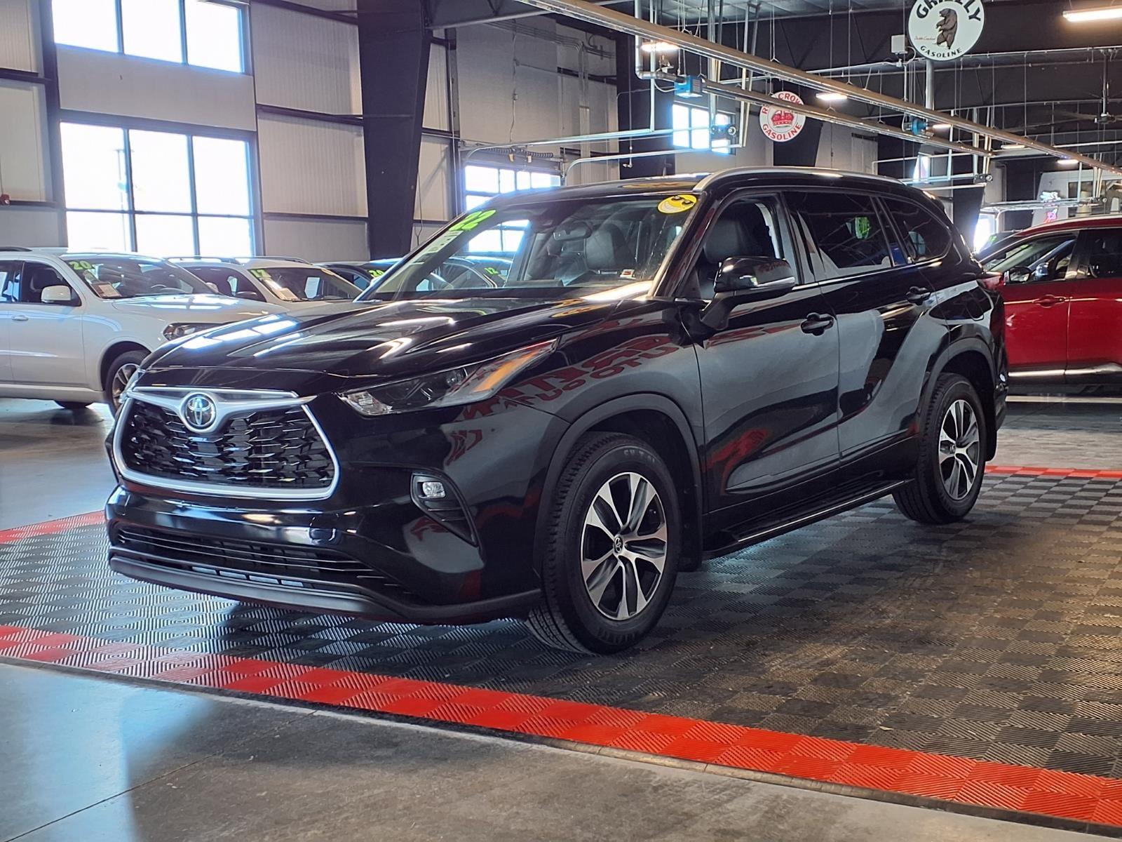 2022 Toyota Highlander XLE - Midnight Black Metallic exterior view 3